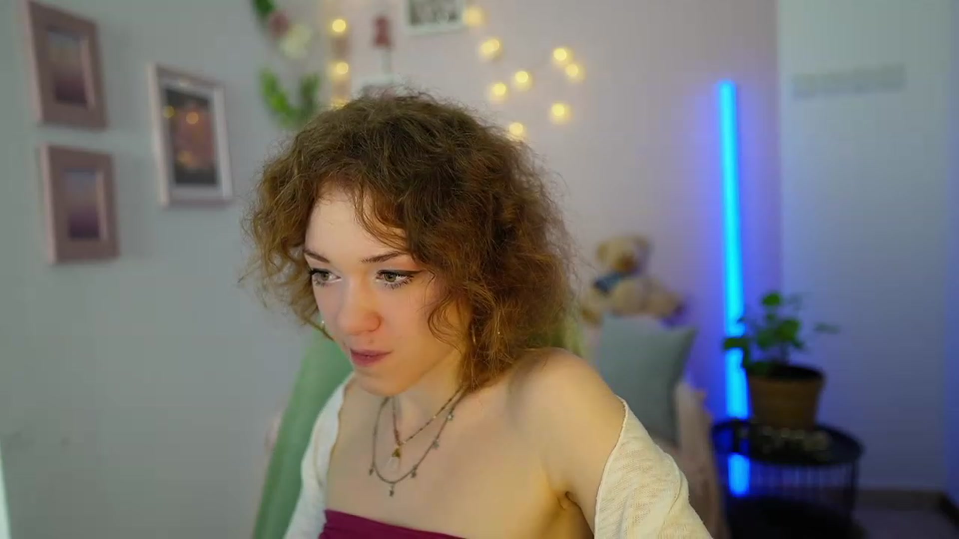 Gallery image thumbnail from Eva_grey18's myfreecams stream on, 03/08/2024, 19:54 image 6 of 20