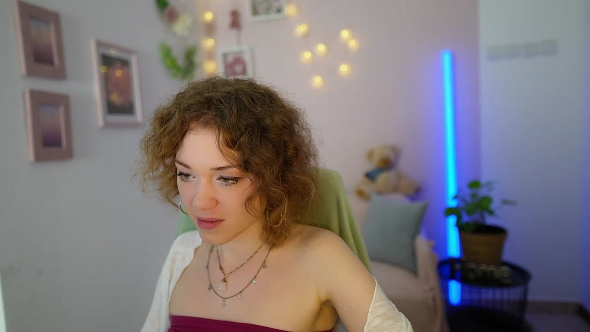 Gallery image thumbnail from Eva_grey18's myfreecams stream on, 03/08/2024, 19:54 image 14 of 20