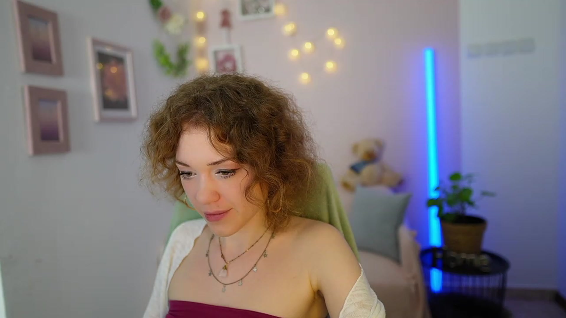 Gallery image thumbnail from Eva_grey18's myfreecams stream on, 03/08/2024, 19:54 image 16 of 20