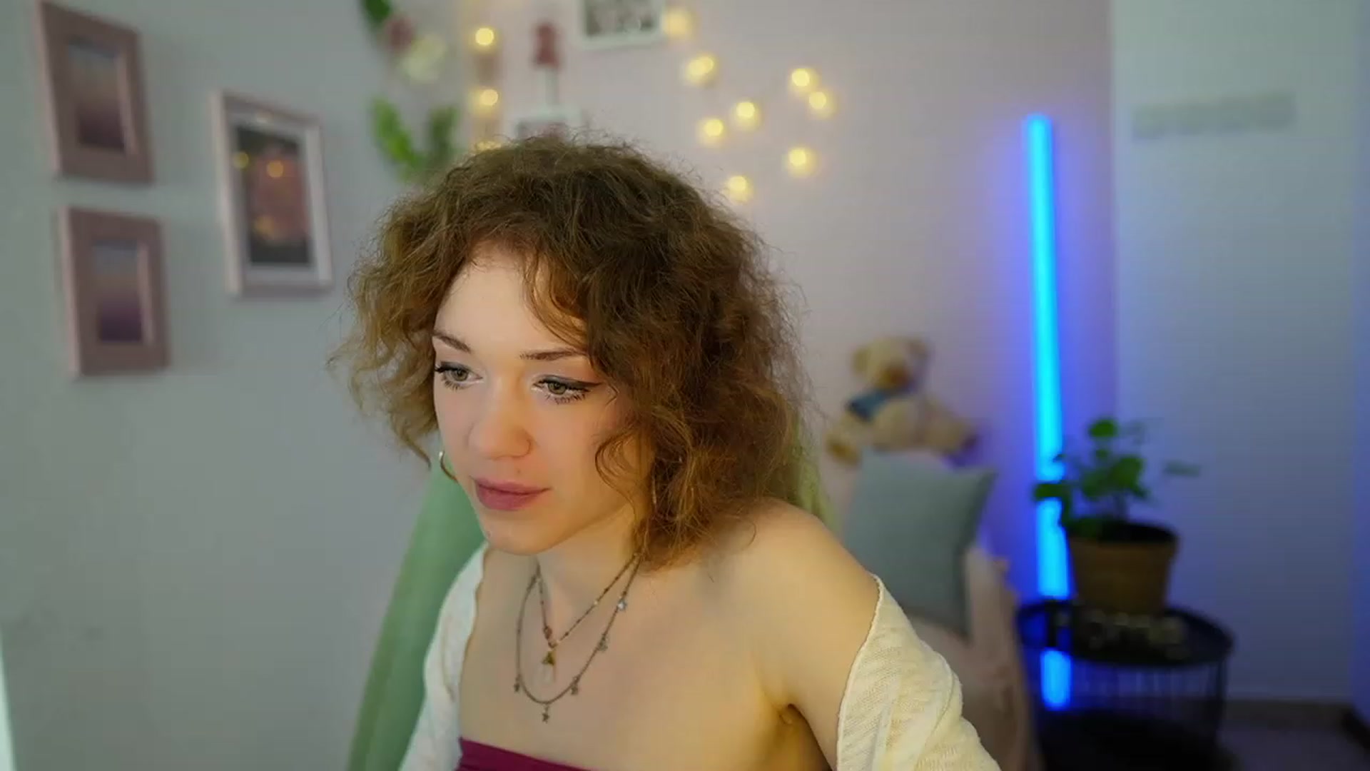 Gallery image thumbnail from Eva_grey18's myfreecams stream on, 03/08/2024, 19:54 image 5 of 20