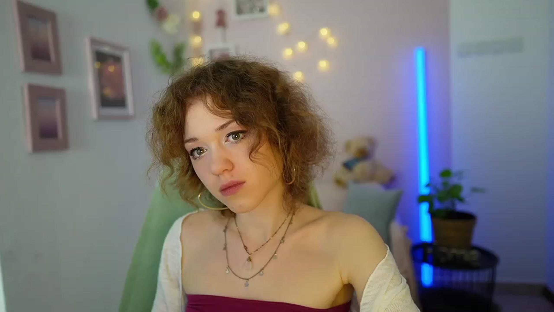 Gallery image thumbnail from Eva_grey18's myfreecams stream on, 03/08/2024, 19:54 image 4 of 20