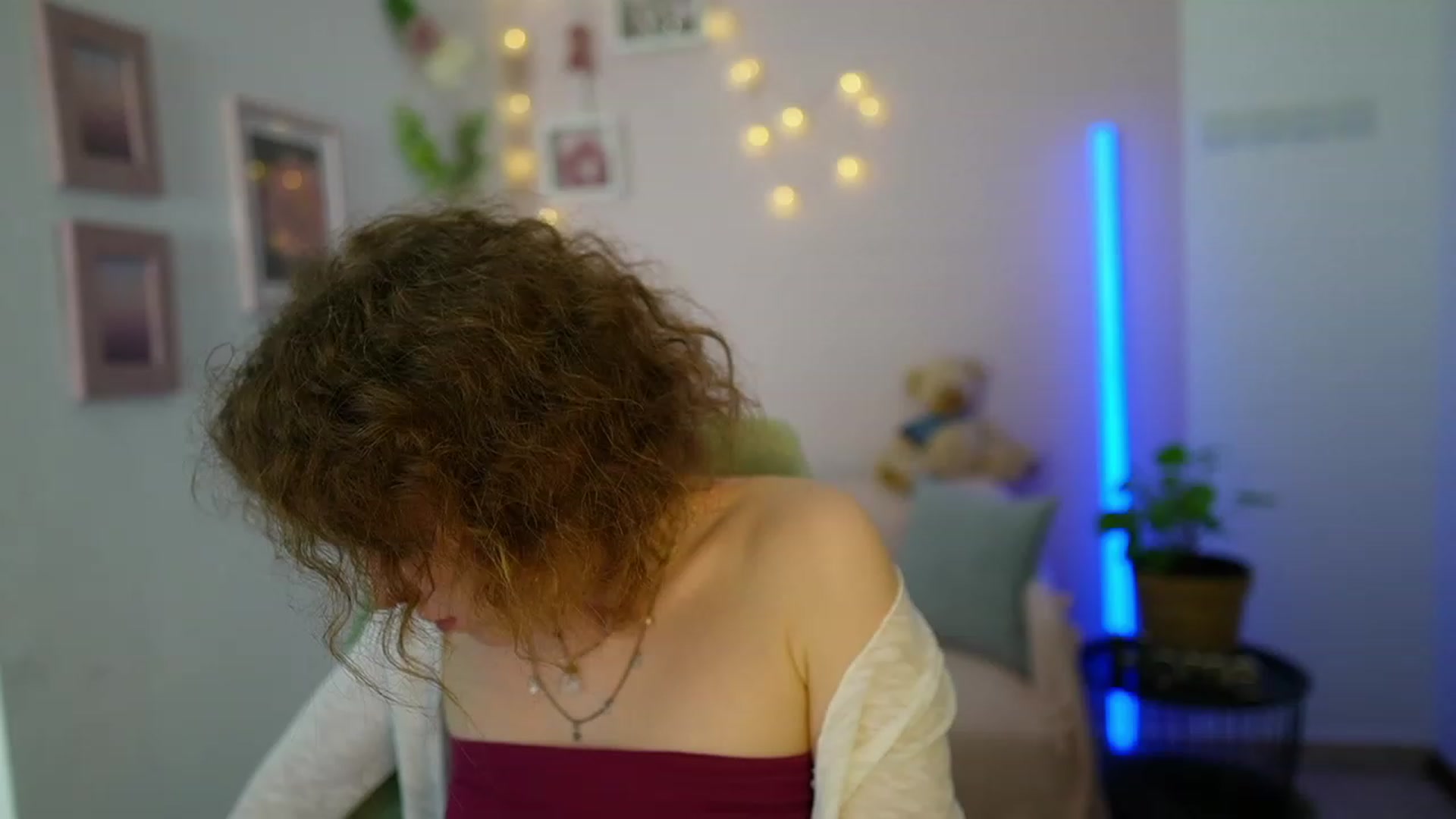 Gallery image thumbnail from Eva_grey18's myfreecams stream on, 03/08/2024, 19:54 image 3 of 20