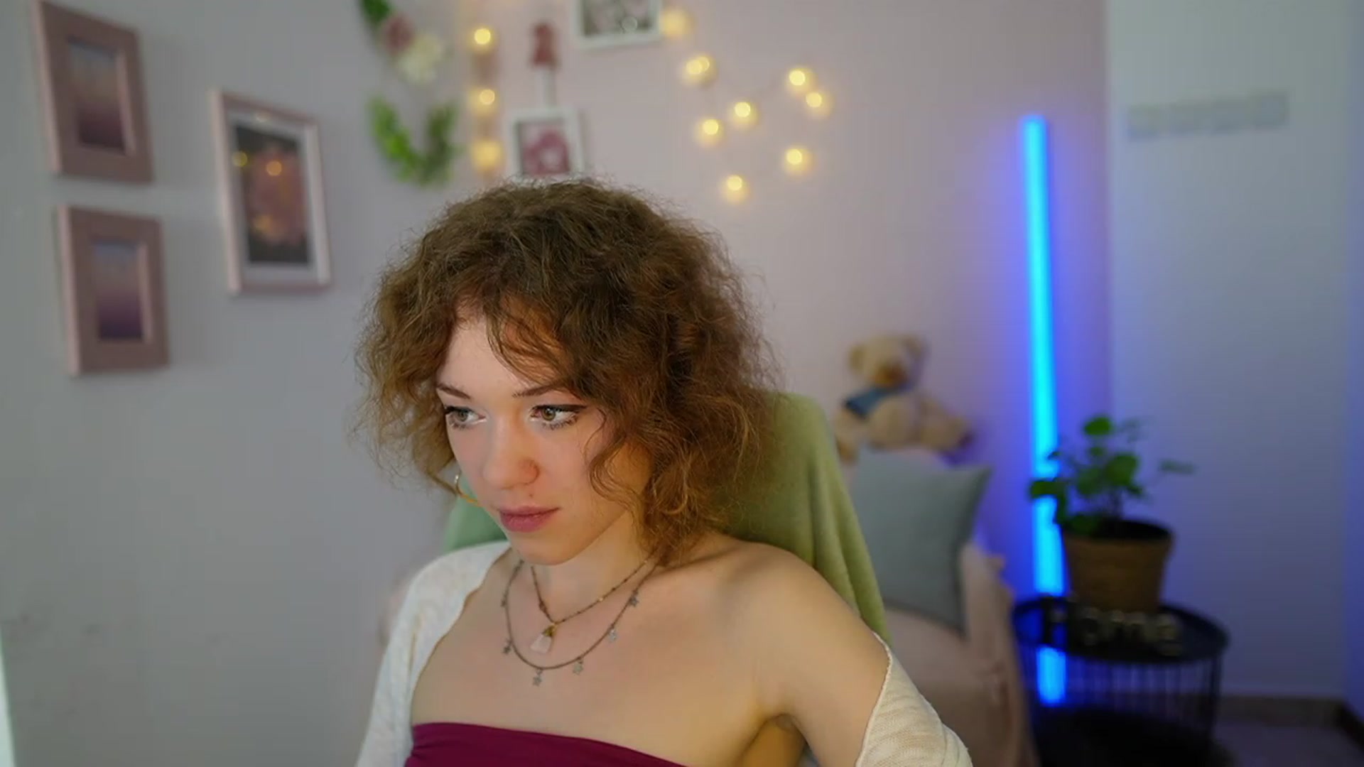 Gallery image thumbnail from Eva_grey18's myfreecams stream on, 03/08/2024, 19:54 image 20 of 20