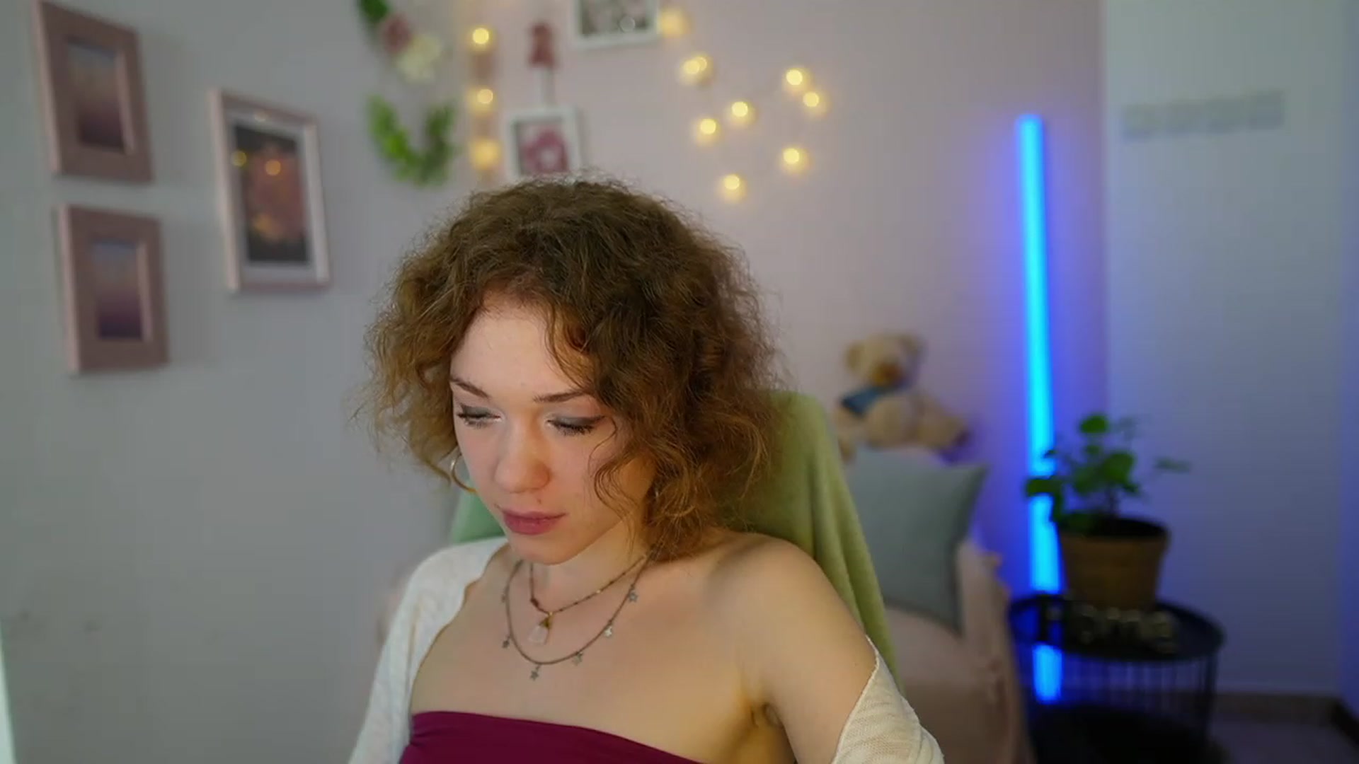 Gallery image thumbnail from Eva_grey18's myfreecams stream on, 03/08/2024, 19:54 image 18 of 20