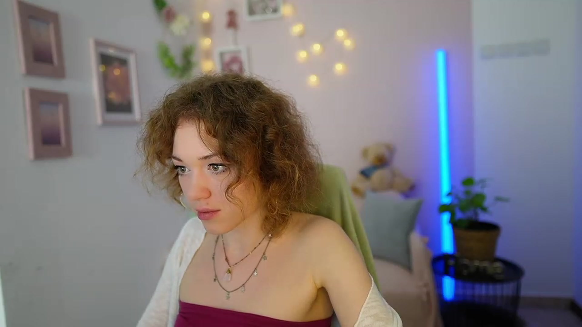 Gallery image thumbnail from Eva_grey18's myfreecams stream on, 03/08/2024, 19:54 image 13 of 20