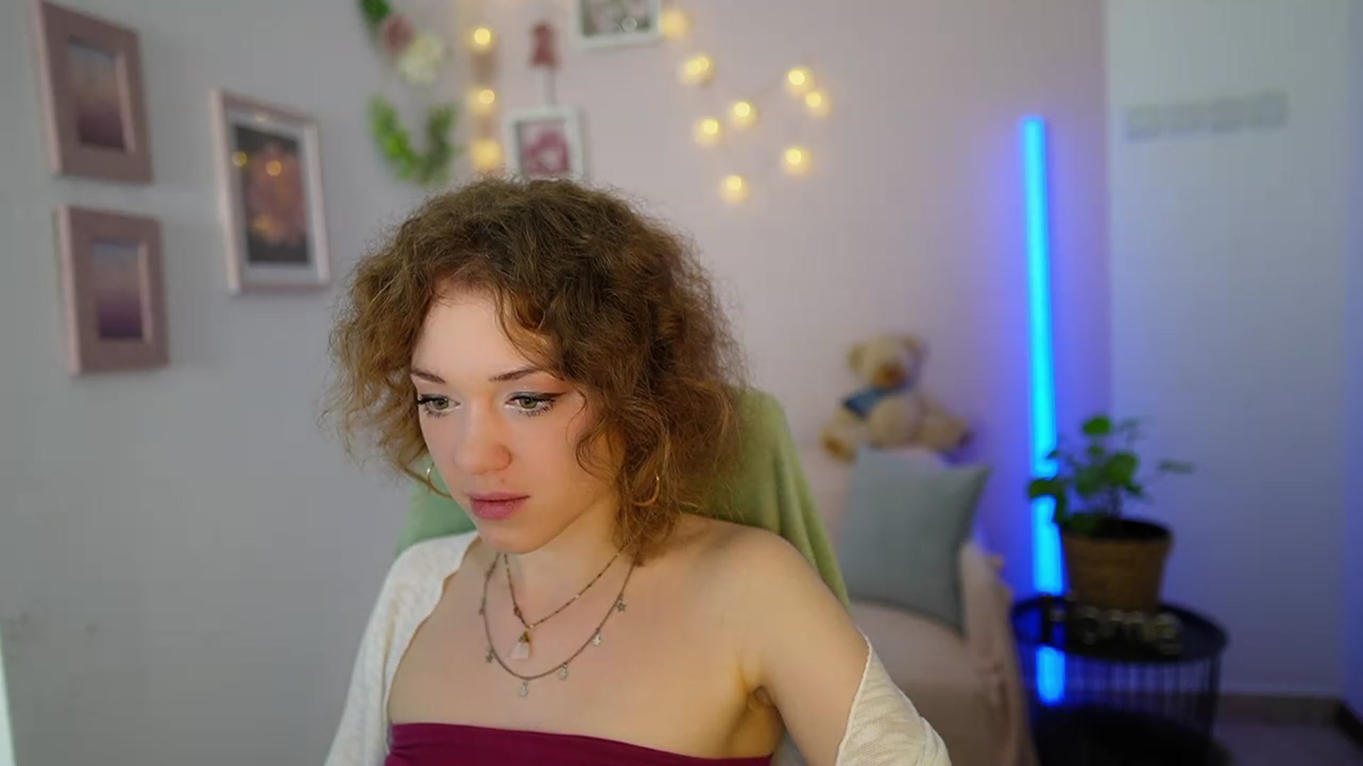 Gallery image thumbnail from Eva_grey18's myfreecams stream on, 03/08/2024, 19:54 image 15 of 20