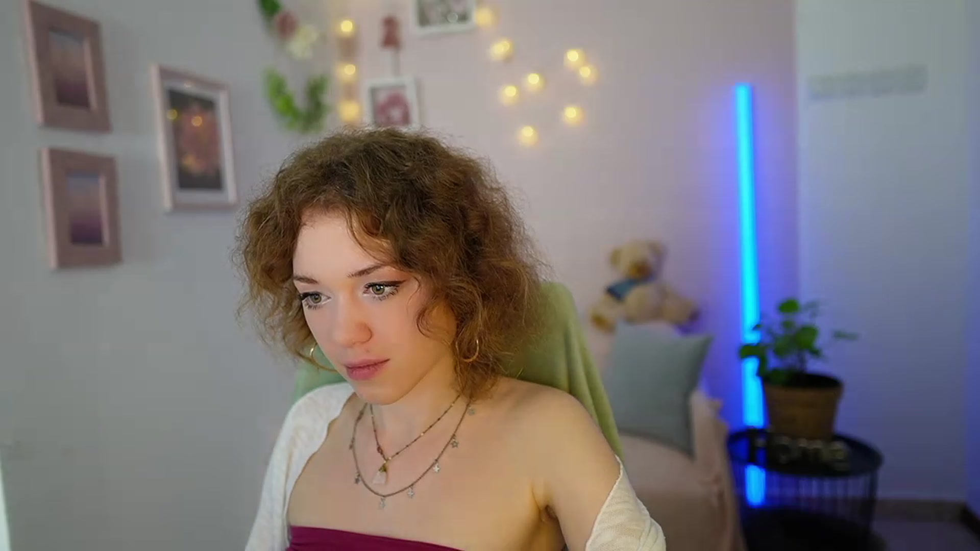 Gallery image thumbnail from Eva_grey18's myfreecams stream on, 03/08/2024, 19:54 image 17 of 20