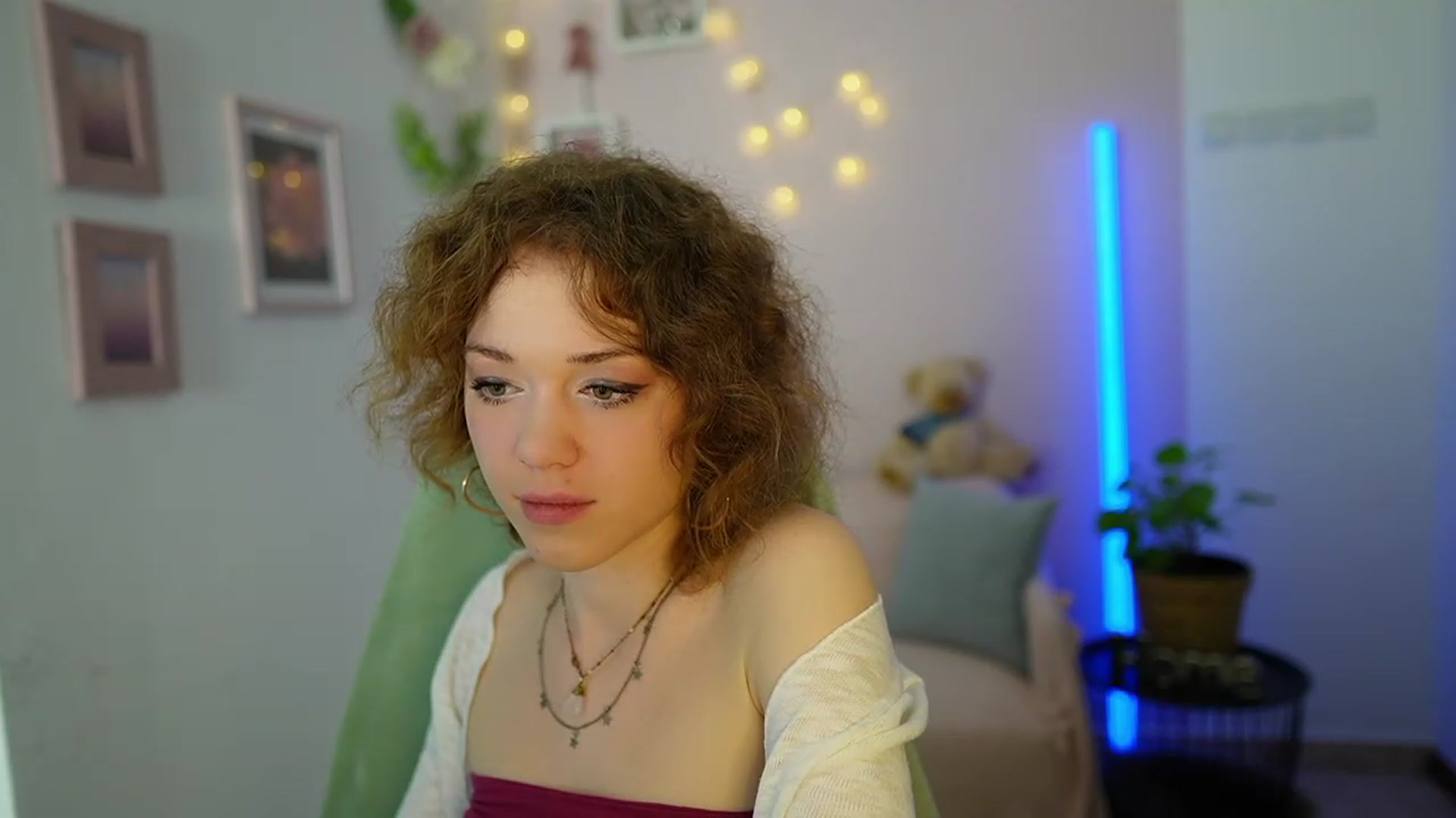 Gallery image thumbnail from Eva_grey18's myfreecams stream on, 03/08/2024, 19:54 image 10 of 20