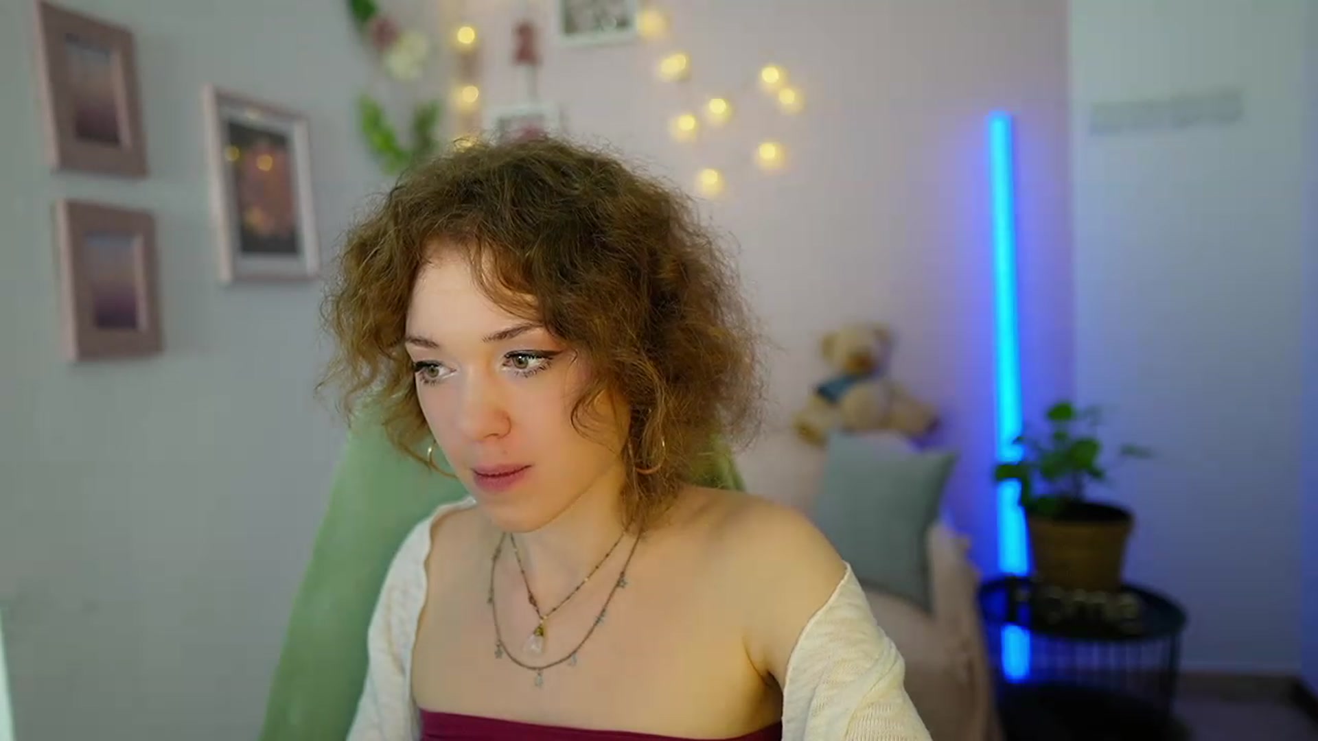 Gallery image thumbnail from Eva_grey18's myfreecams stream on, 03/08/2024, 19:54 image 8 of 20