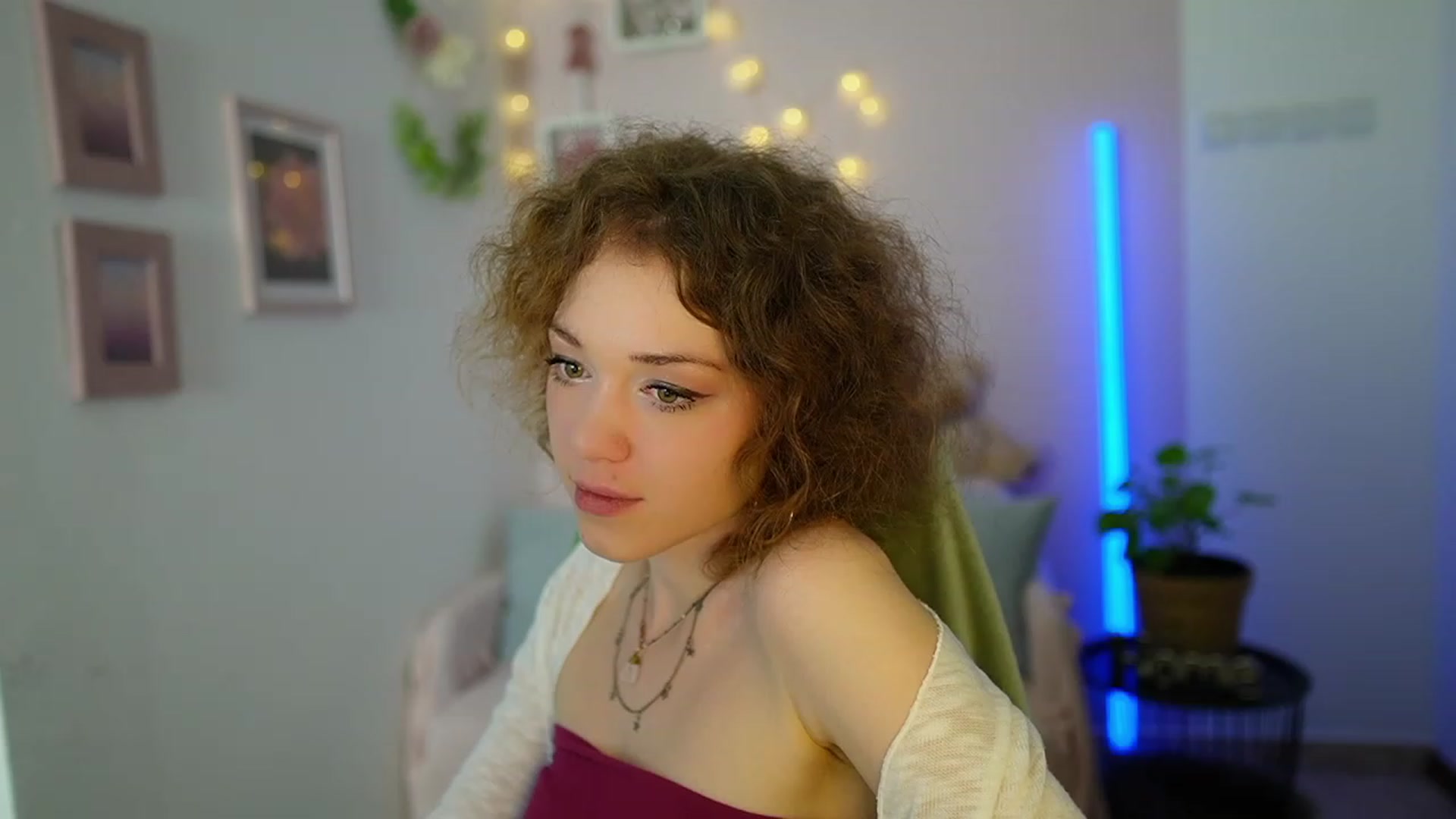 Gallery image thumbnail from Eva_grey18's myfreecams stream on, 03/08/2024, 21:08 image 13 of 20