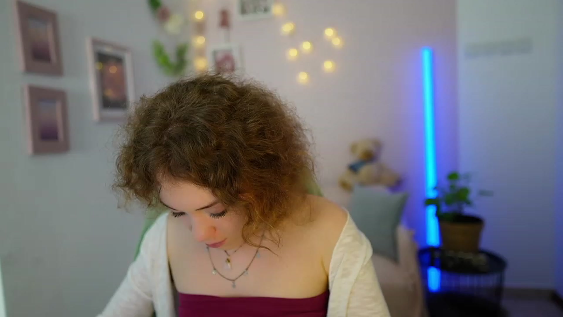 Gallery image thumbnail from Eva_grey18's myfreecams stream on, 03/08/2024, 21:08 image 7 of 20