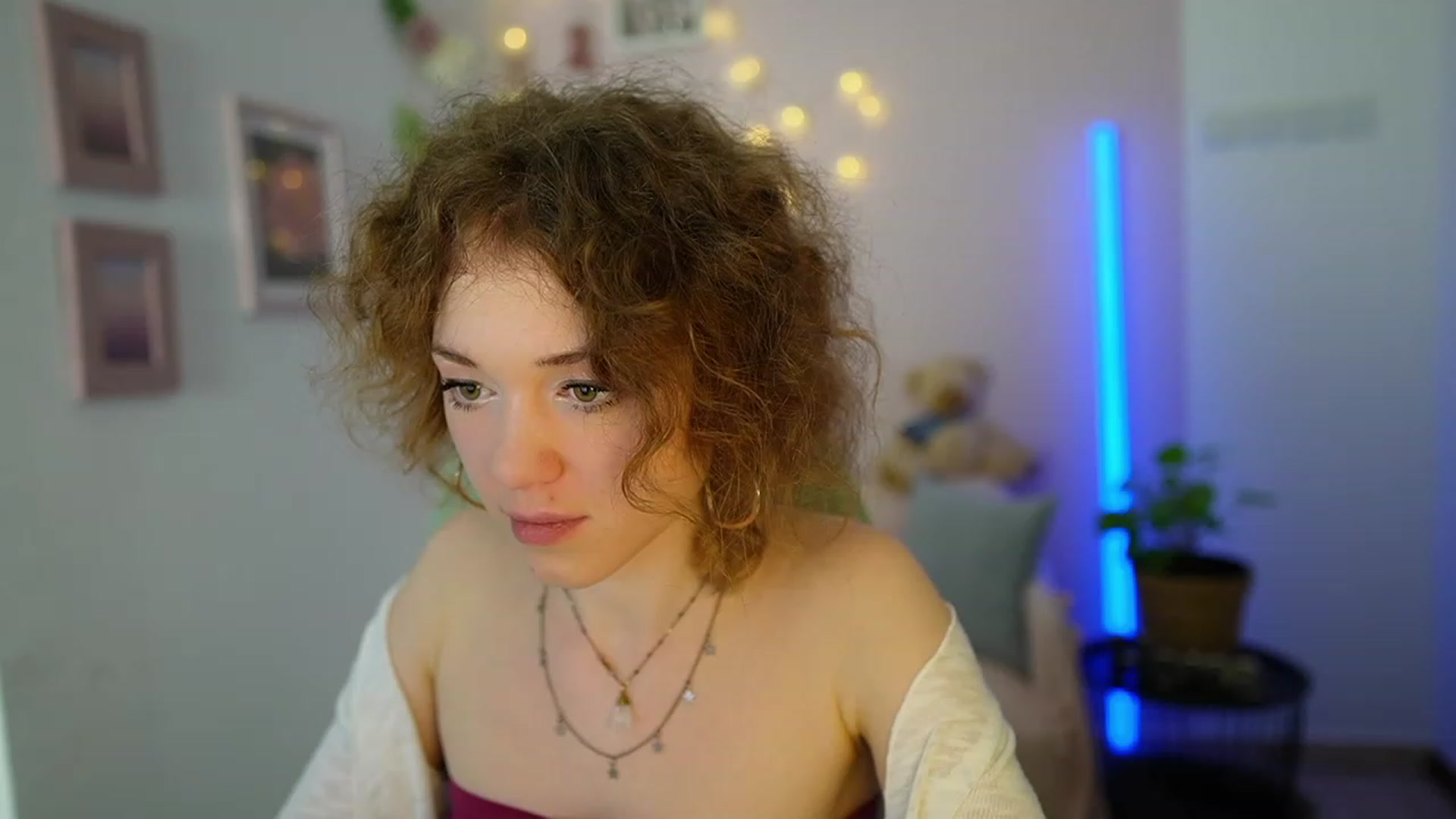 Gallery image thumbnail from Eva_grey18's myfreecams stream on, 03/08/2024, 21:08 image 3 of 20