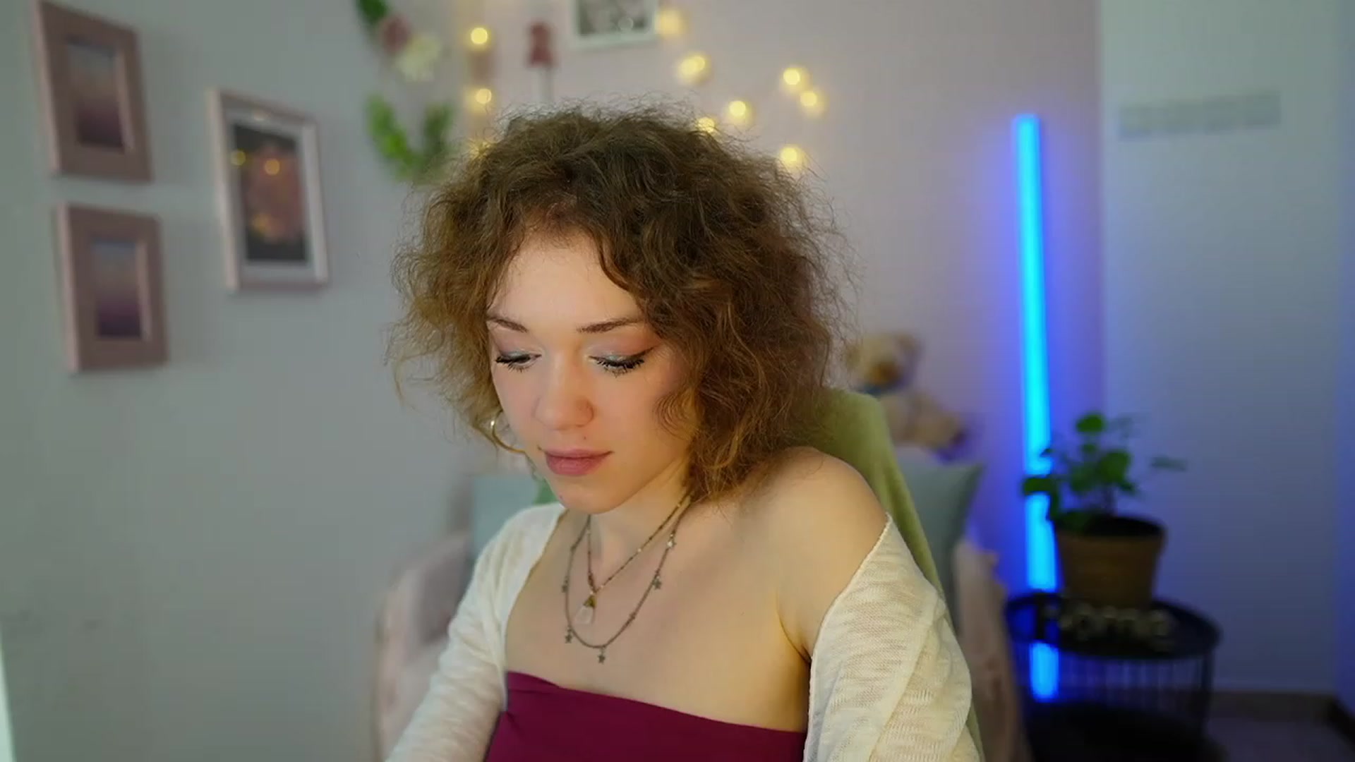 Gallery image thumbnail from Eva_grey18's myfreecams stream on, 03/08/2024, 21:08 image 10 of 20