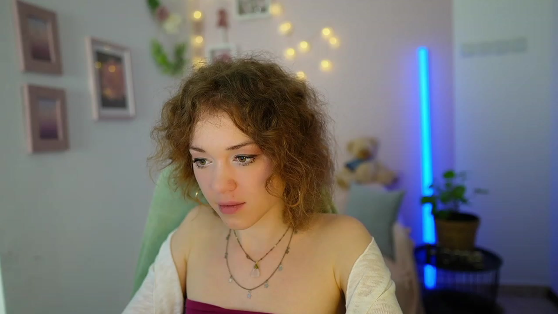 Gallery image thumbnail from Eva_grey18's myfreecams stream on, 03/08/2024, 21:08 image 5 of 20