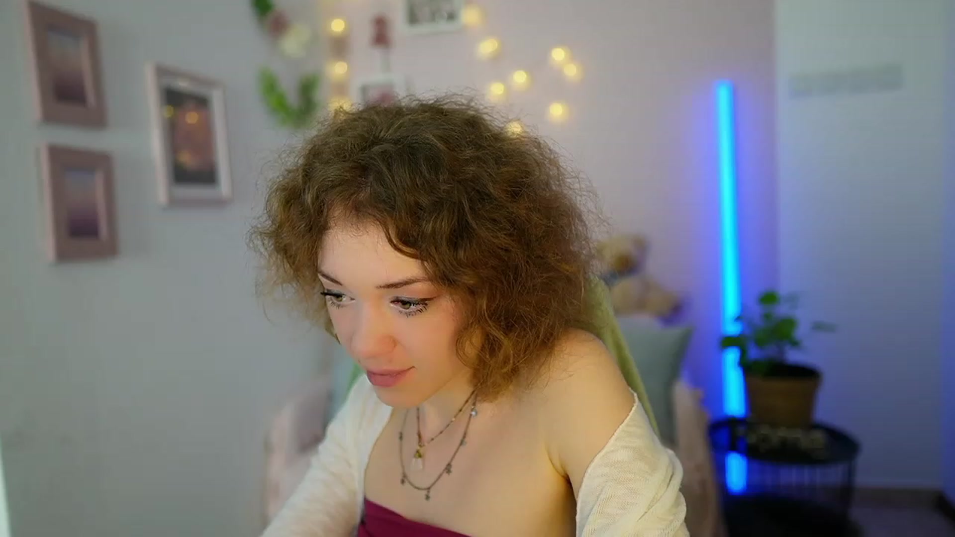 Gallery image thumbnail from Eva_grey18's myfreecams stream on, 03/08/2024, 21:08 image 18 of 20