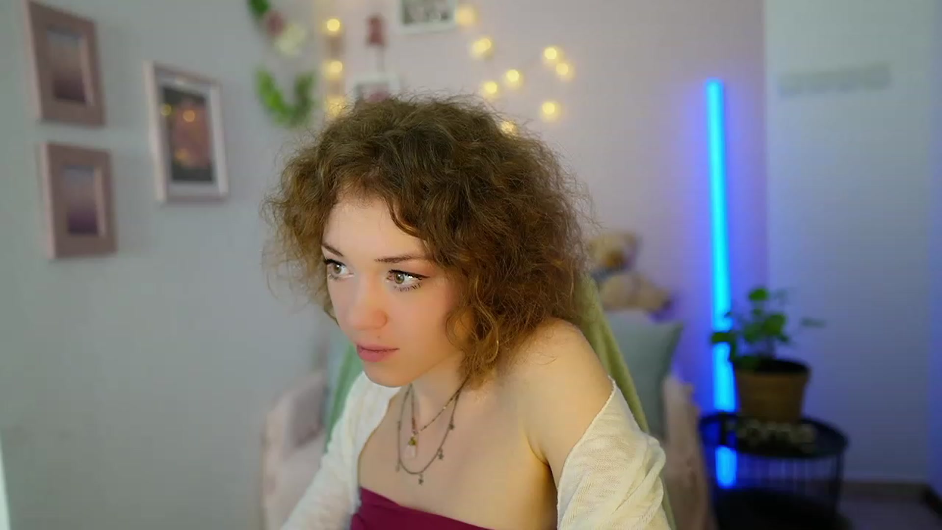 Gallery image thumbnail from Eva_grey18's myfreecams stream on, 03/08/2024, 21:08 image 17 of 20
