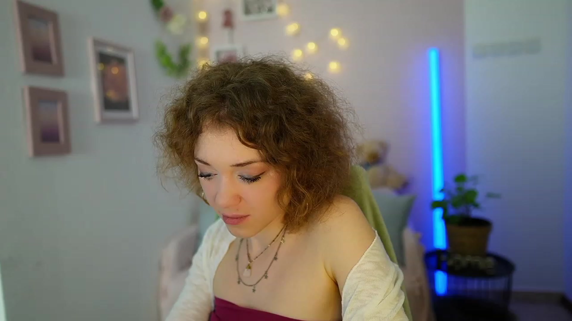 Gallery image thumbnail from Eva_grey18's myfreecams stream on, 03/08/2024, 21:08 image 16 of 20