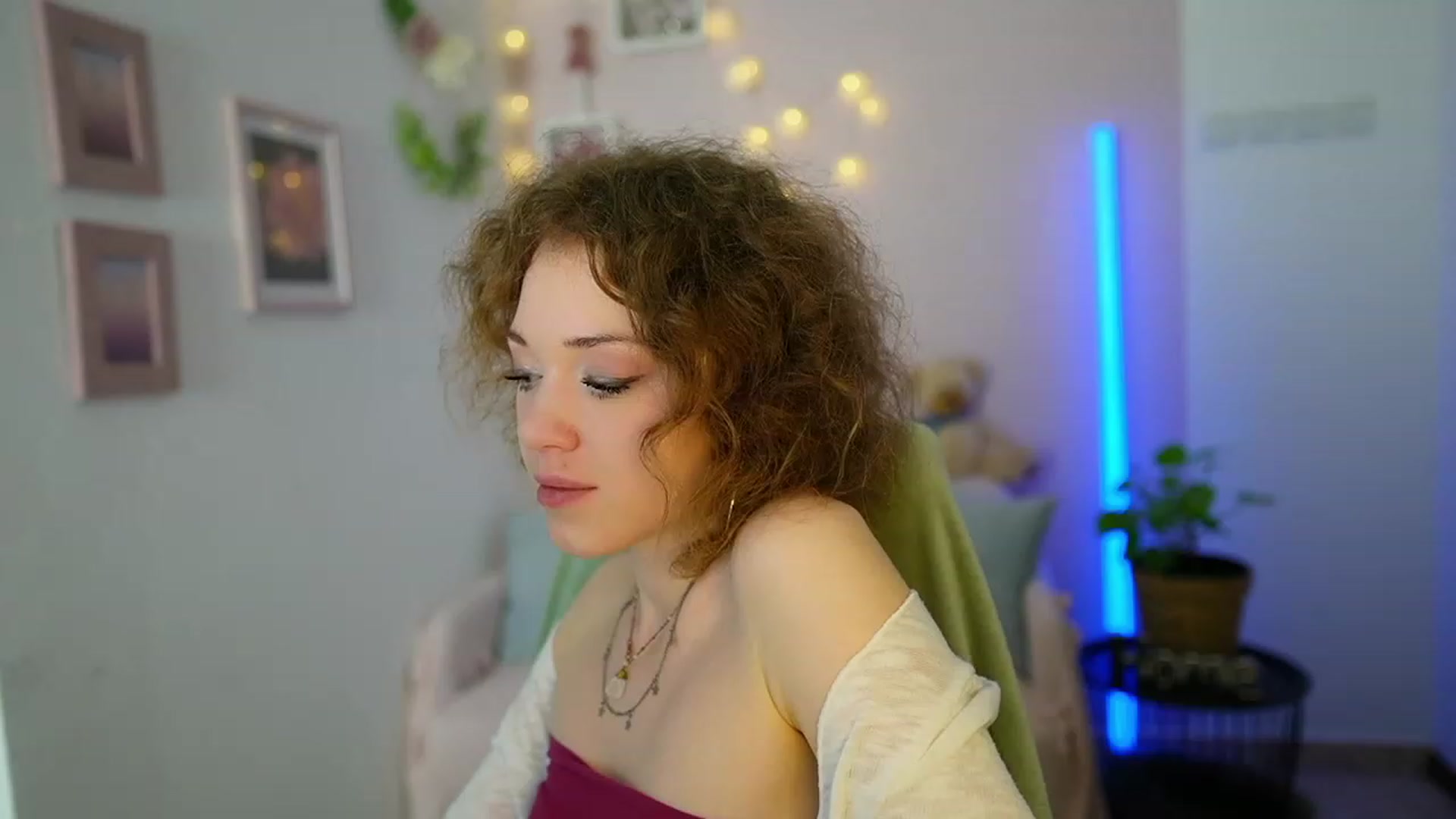 Gallery image thumbnail from Eva_grey18's myfreecams stream on, 03/08/2024, 21:08 image 20 of 20