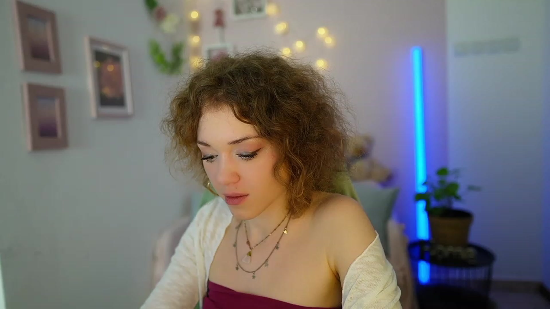 Gallery image thumbnail from Eva_grey18's myfreecams stream on, 03/08/2024, 21:08 image 15 of 20