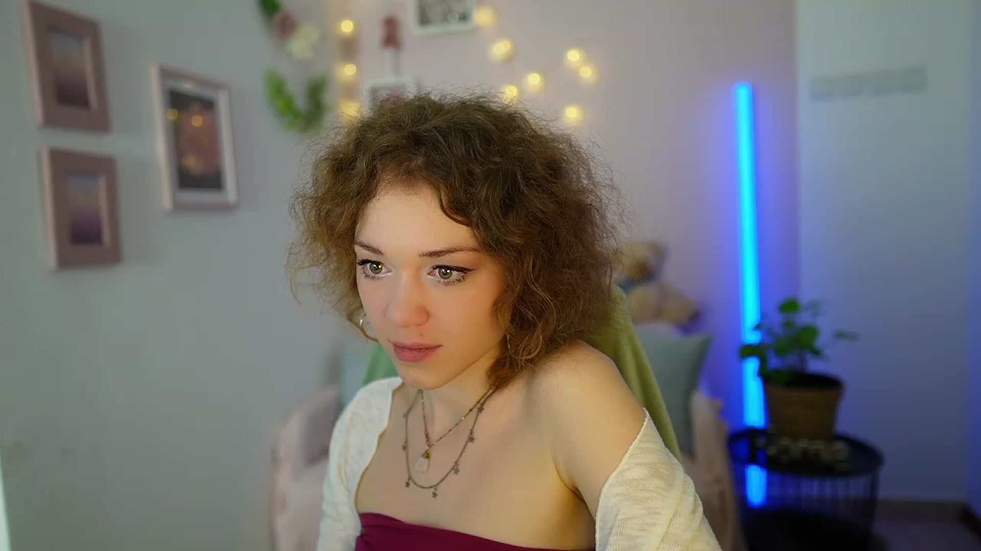 Gallery image thumbnail from Eva_grey18's myfreecams stream on, 03/08/2024, 21:08 image 14 of 20