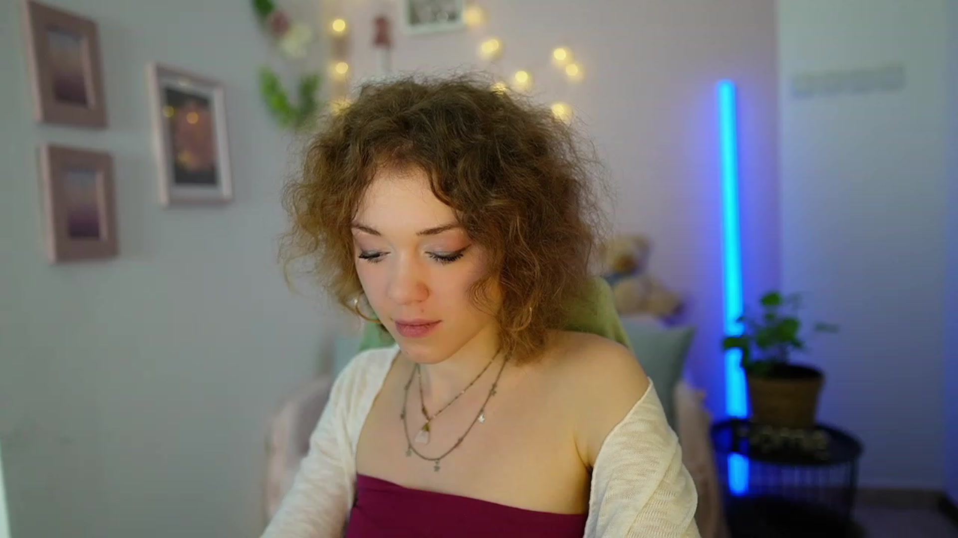 Gallery image thumbnail from Eva_grey18's myfreecams stream on, 03/08/2024, 21:08 image 9 of 20