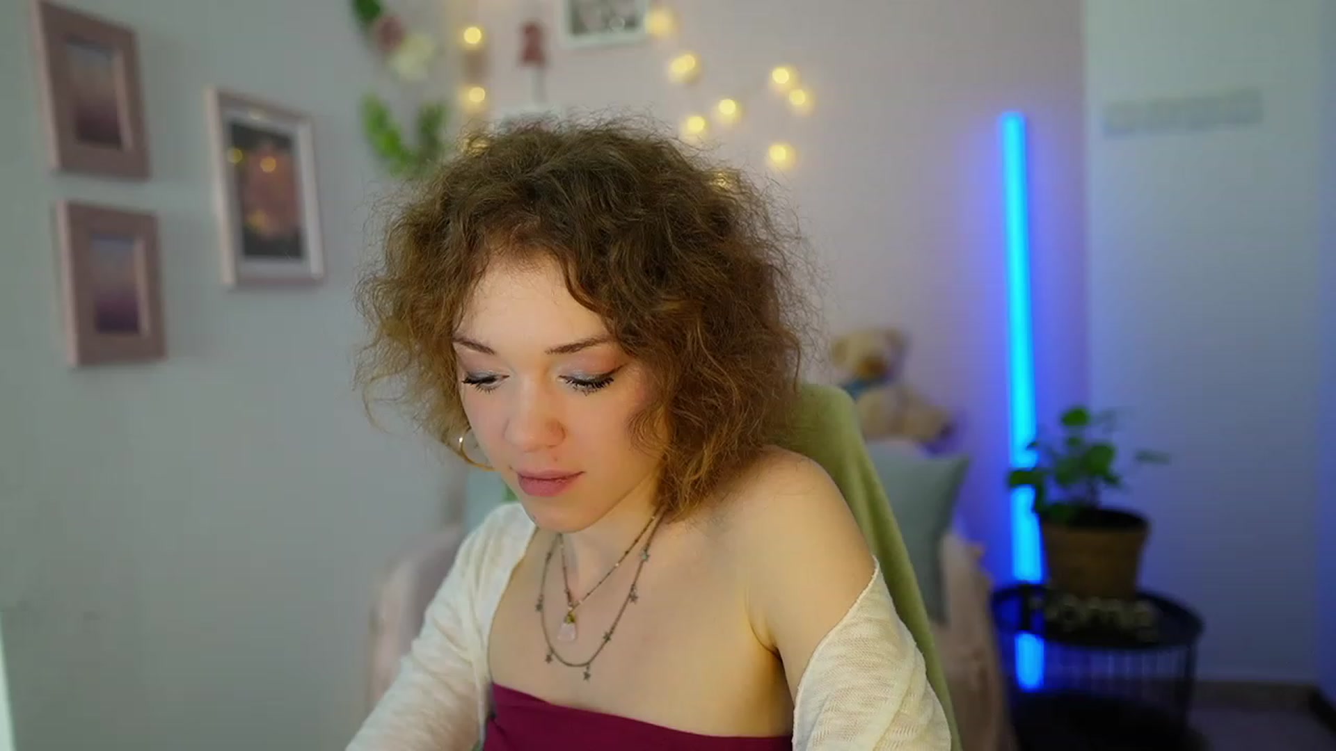 Gallery image thumbnail from Eva_grey18's myfreecams stream on, 03/08/2024, 21:08 image 12 of 20