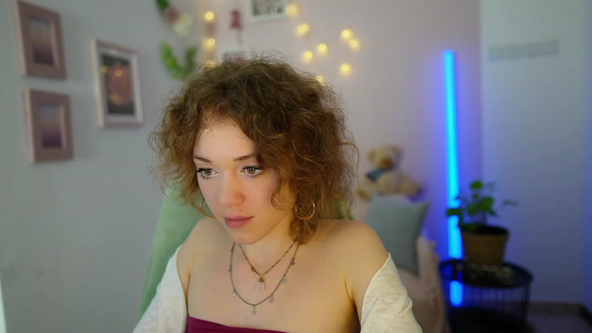 Gallery image thumbnail from Eva_grey18's myfreecams stream on, 03/08/2024, 21:08 image 4 of 20