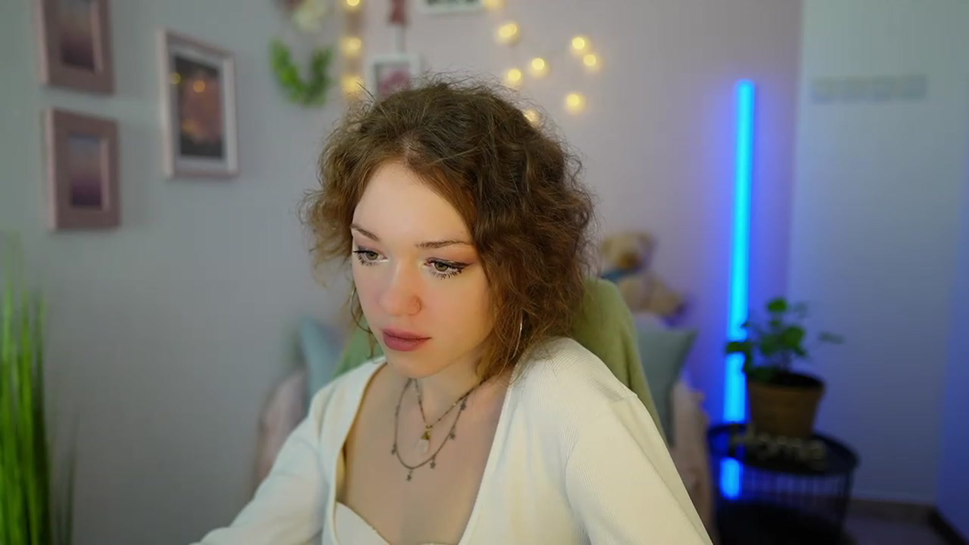 Gallery image thumbnail from Eva_grey18's myfreecams stream on, 03/09/2024, 19:43 image 17 of 20