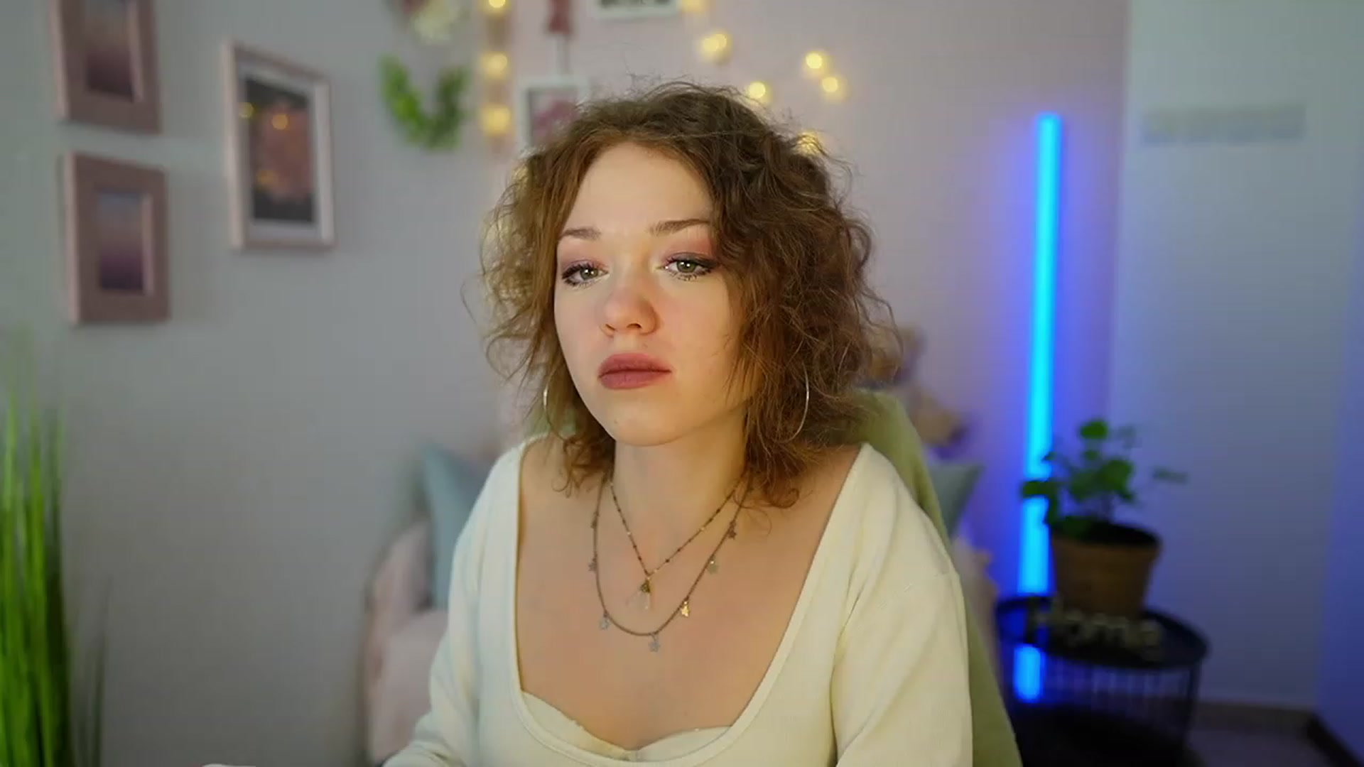 Gallery image thumbnail from Eva_grey18's myfreecams stream on, 03/09/2024, 19:43 image 4 of 20