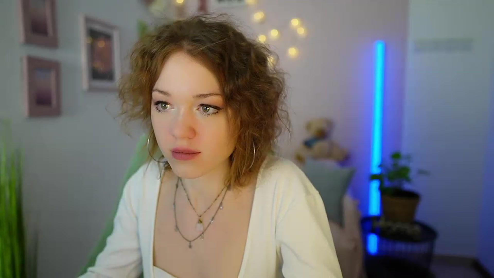 Gallery image thumbnail from Eva_grey18's myfreecams stream on, 03/09/2024, 19:43 image 13 of 20