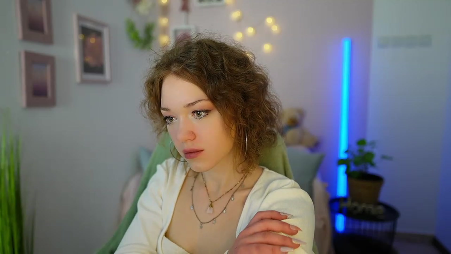 Gallery image thumbnail from Eva_grey18's myfreecams stream on, 03/09/2024, 19:43 image 16 of 20