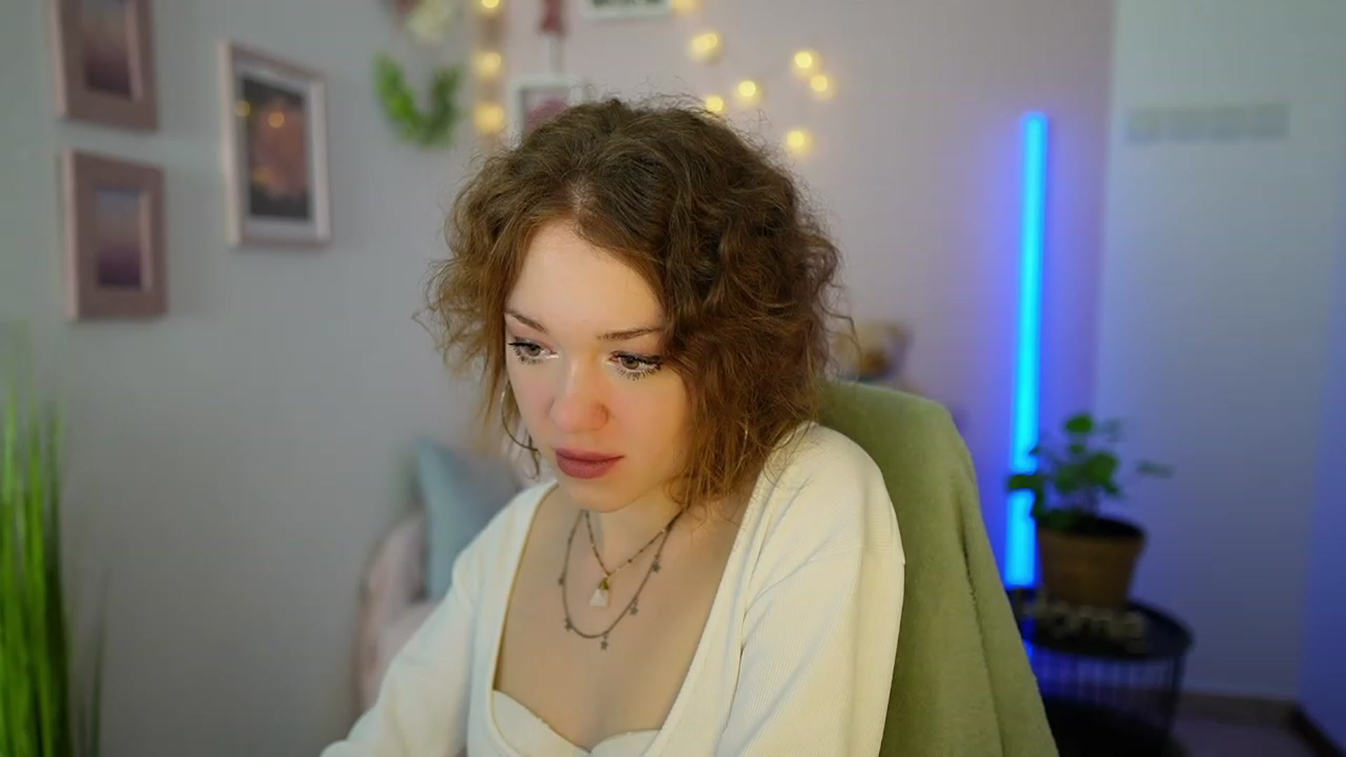 Gallery image thumbnail from Eva_grey18's myfreecams stream on, 03/09/2024, 19:43 image 6 of 20