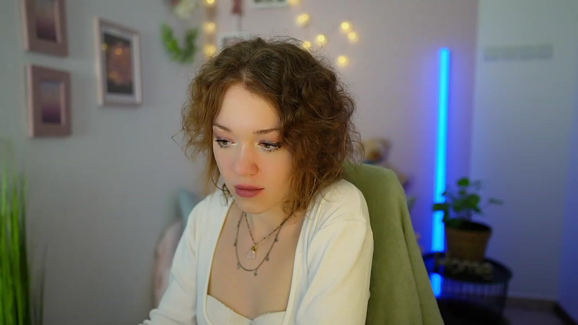 Gallery image thumbnail from Eva_grey18's myfreecams stream on, 03/09/2024, 19:43 image 2 of 20