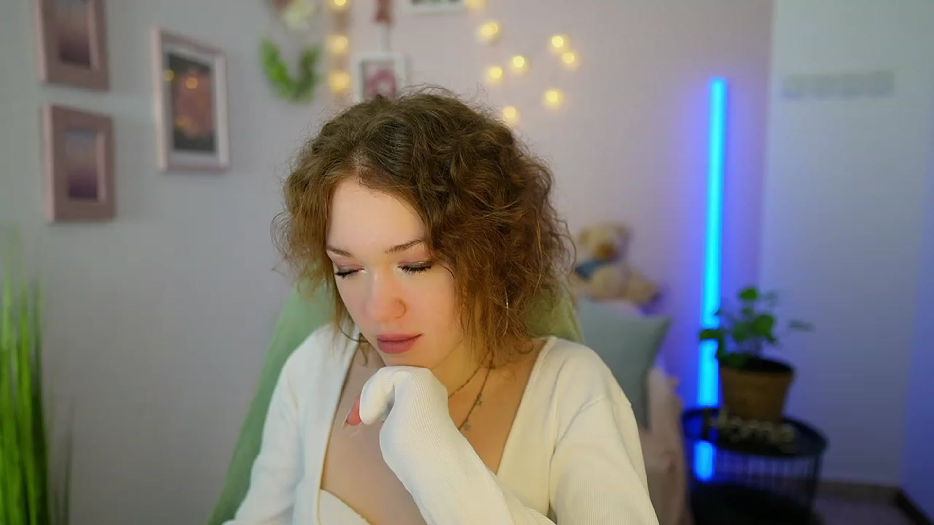 Gallery image thumbnail from Eva_grey18's myfreecams stream on, 03/09/2024, 19:43 image 1 of 20