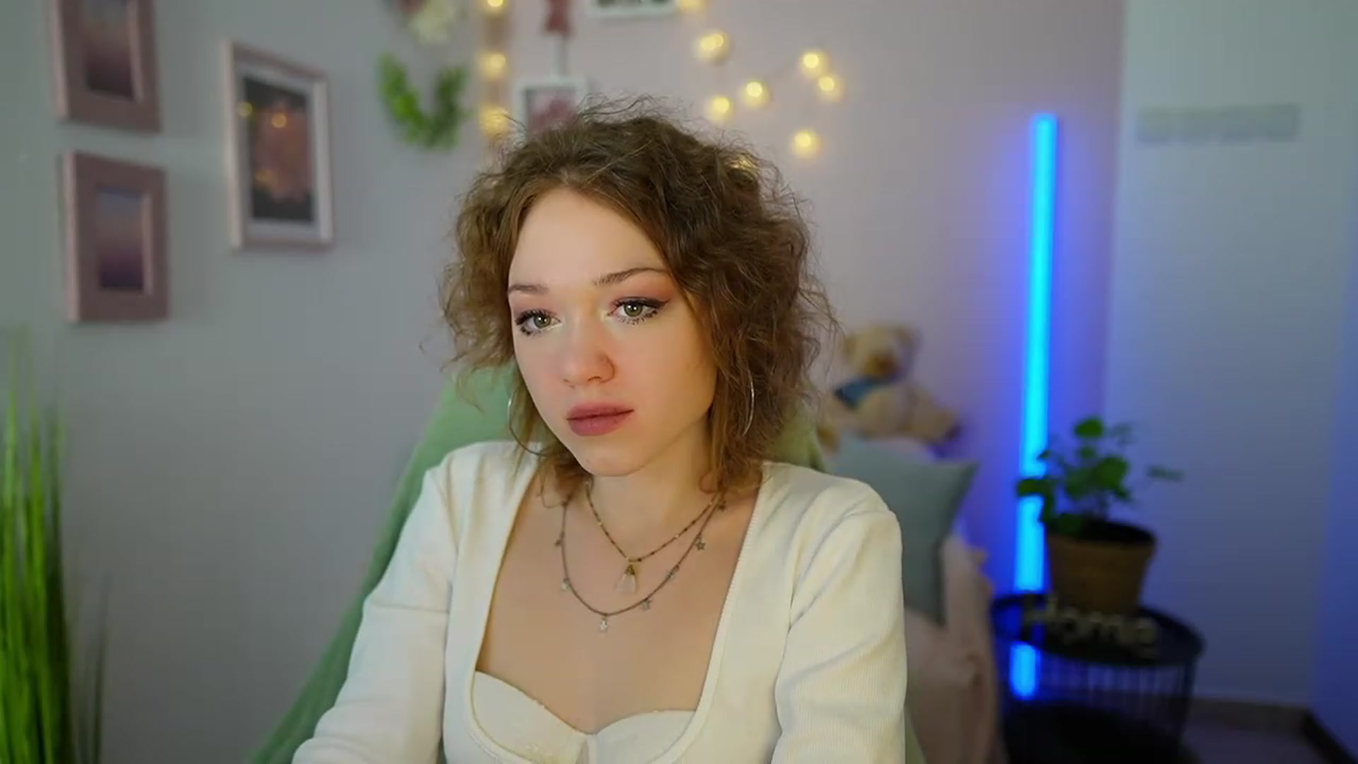 Gallery image thumbnail from Eva_grey18's myfreecams stream on, 03/09/2024, 19:43 image 15 of 20