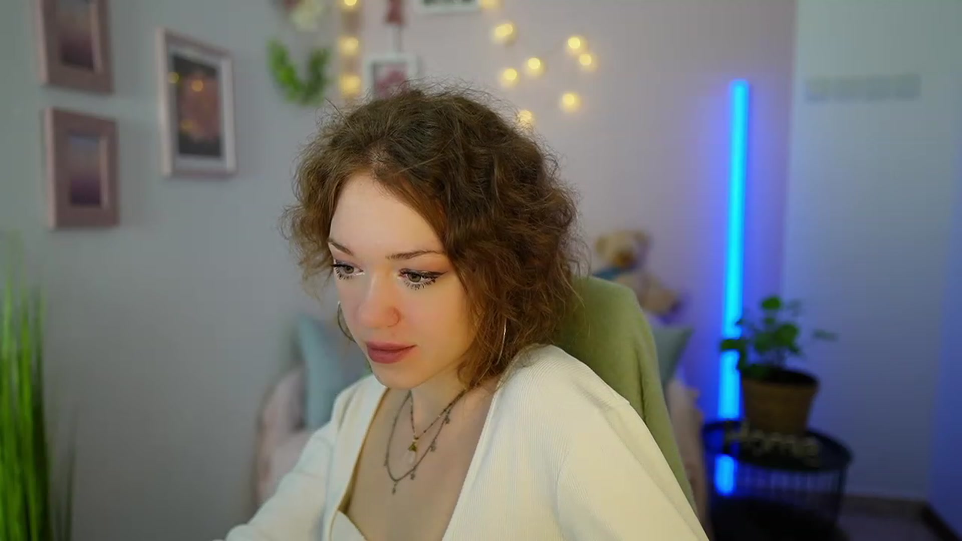 Gallery image thumbnail from Eva_grey18's myfreecams stream on, 03/09/2024, 19:43 image 18 of 20