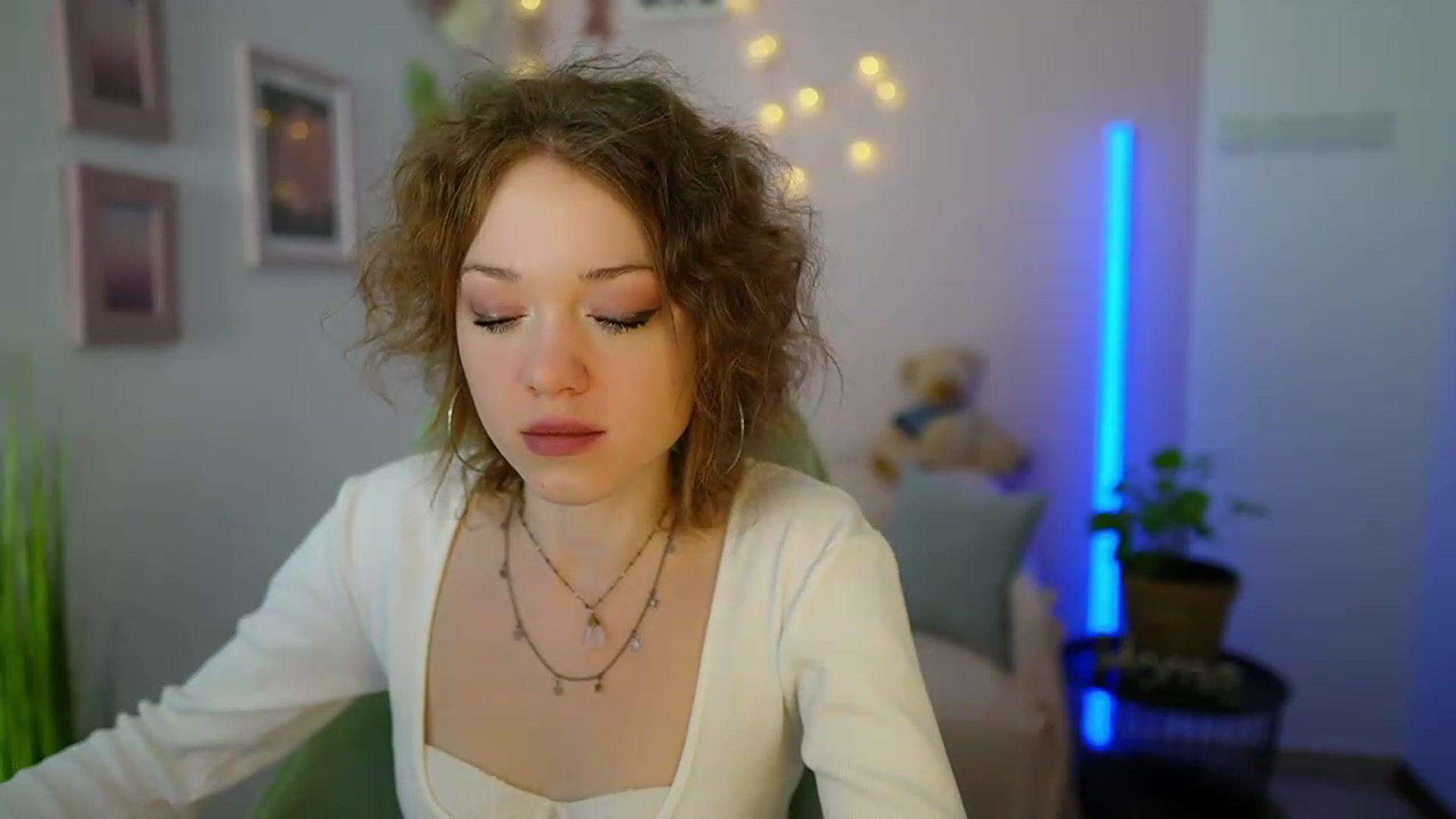 Gallery image thumbnail from Eva_grey18's myfreecams stream on, 03/09/2024, 19:43 image 12 of 20