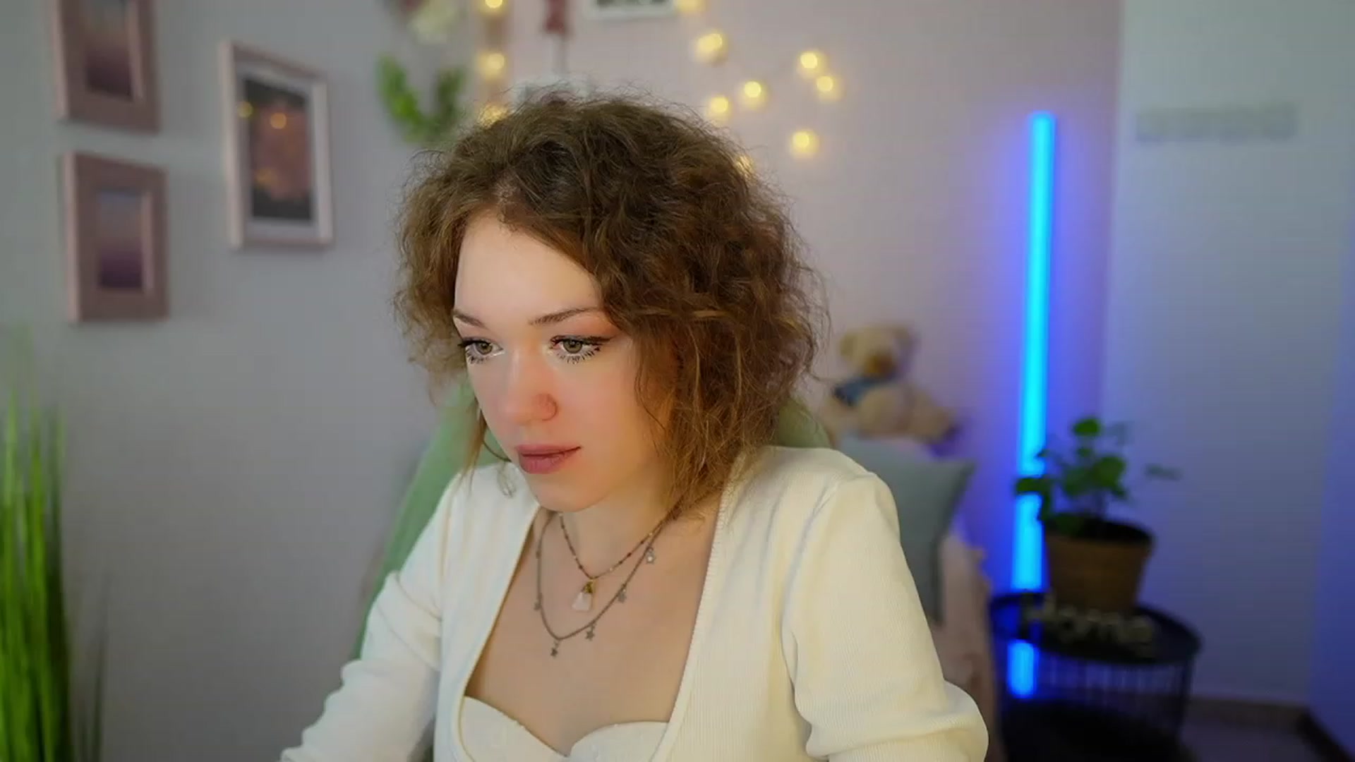Gallery image thumbnail from Eva_grey18's myfreecams stream on, 03/09/2024, 20:08 image 7 of 20