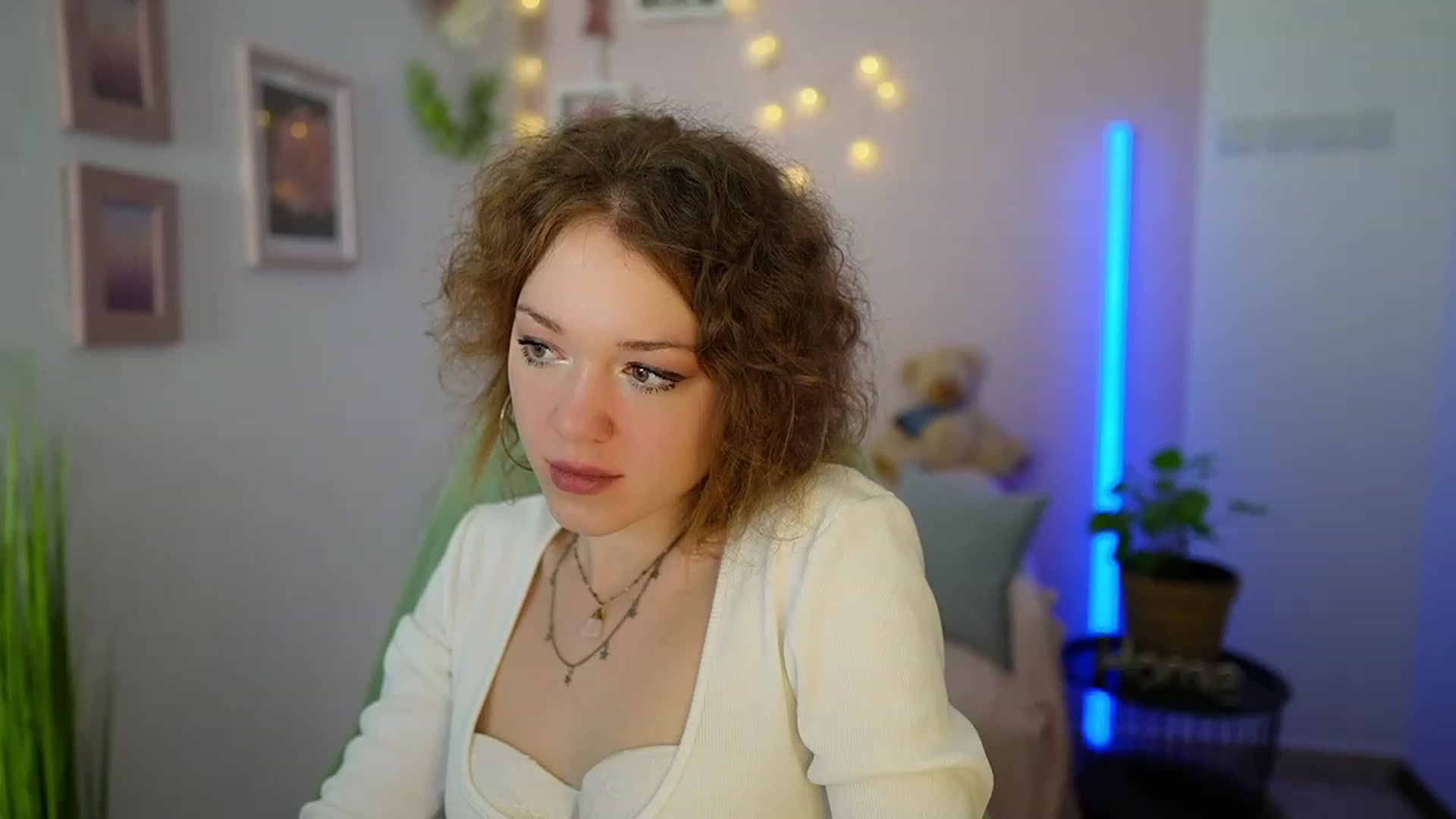 Gallery image thumbnail from Eva_grey18's myfreecams stream on, 03/09/2024, 20:08 image 5 of 20
