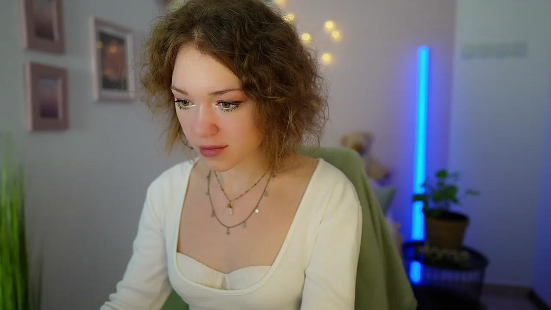 Gallery image thumbnail from Eva_grey18's myfreecams stream on, 03/09/2024, 20:08 image 13 of 20