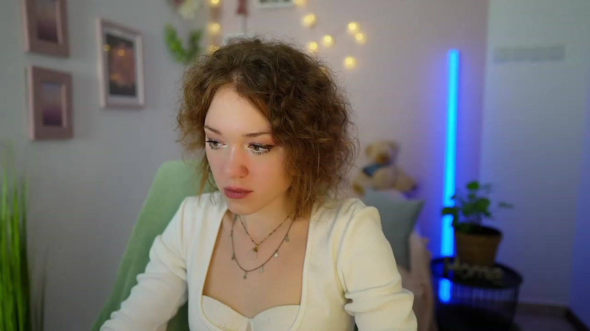 Gallery image thumbnail from Eva_grey18's myfreecams stream on, 03/09/2024, 20:08 image 1 of 20