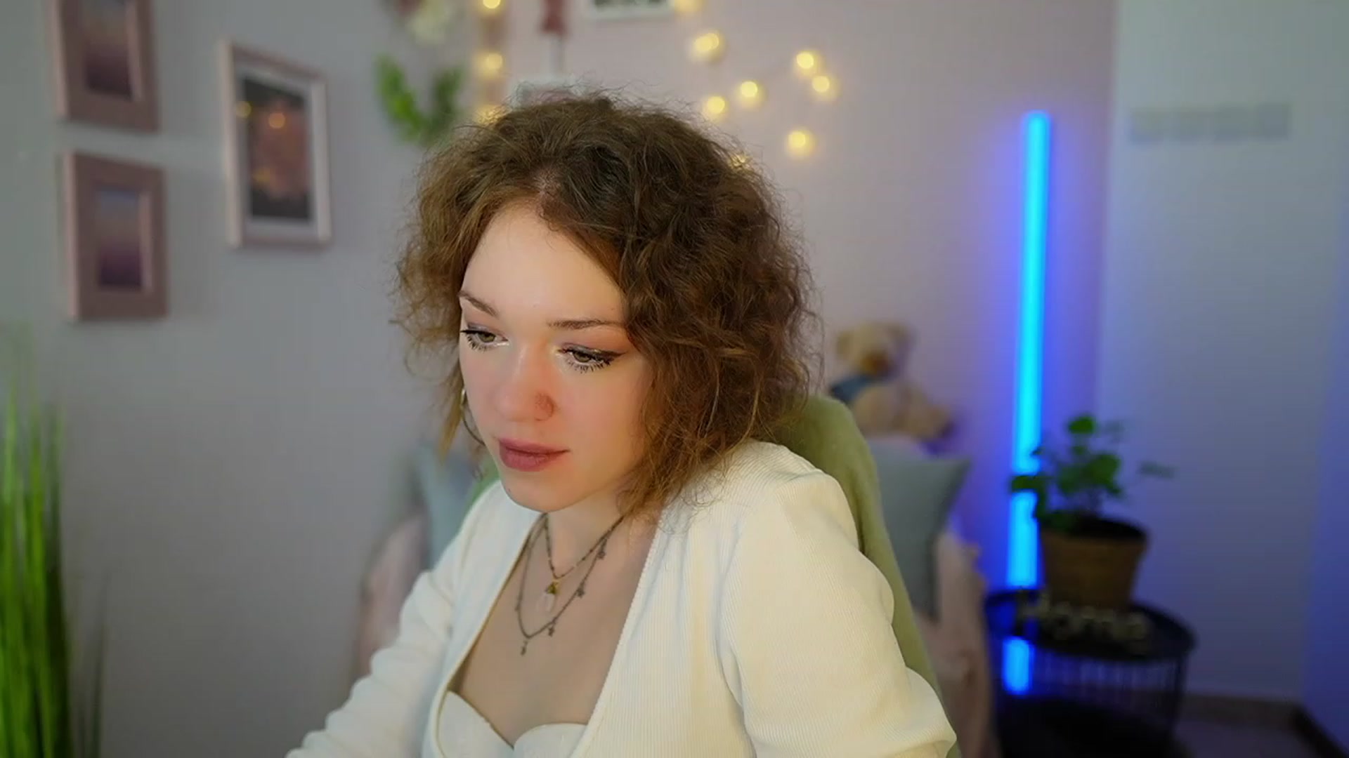 Gallery image thumbnail from Eva_grey18's myfreecams stream on, 03/09/2024, 20:08 image 6 of 20