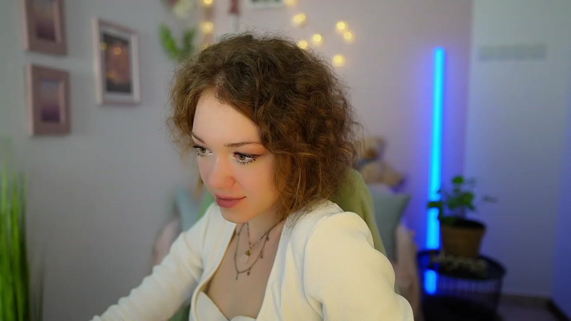 Gallery image thumbnail from Eva_grey18's myfreecams stream on, 03/09/2024, 20:08 image 3 of 20