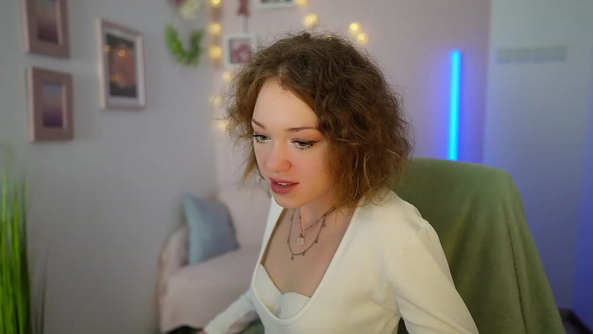 Gallery image thumbnail from Eva_grey18's myfreecams stream on, 03/09/2024, 20:08 image 10 of 20