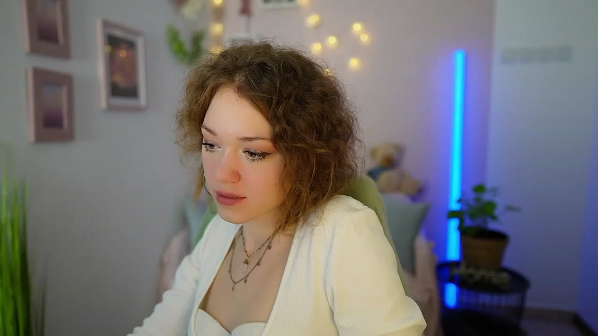 Gallery image thumbnail from Eva_grey18's myfreecams stream on, 03/09/2024, 20:08 image 8 of 20