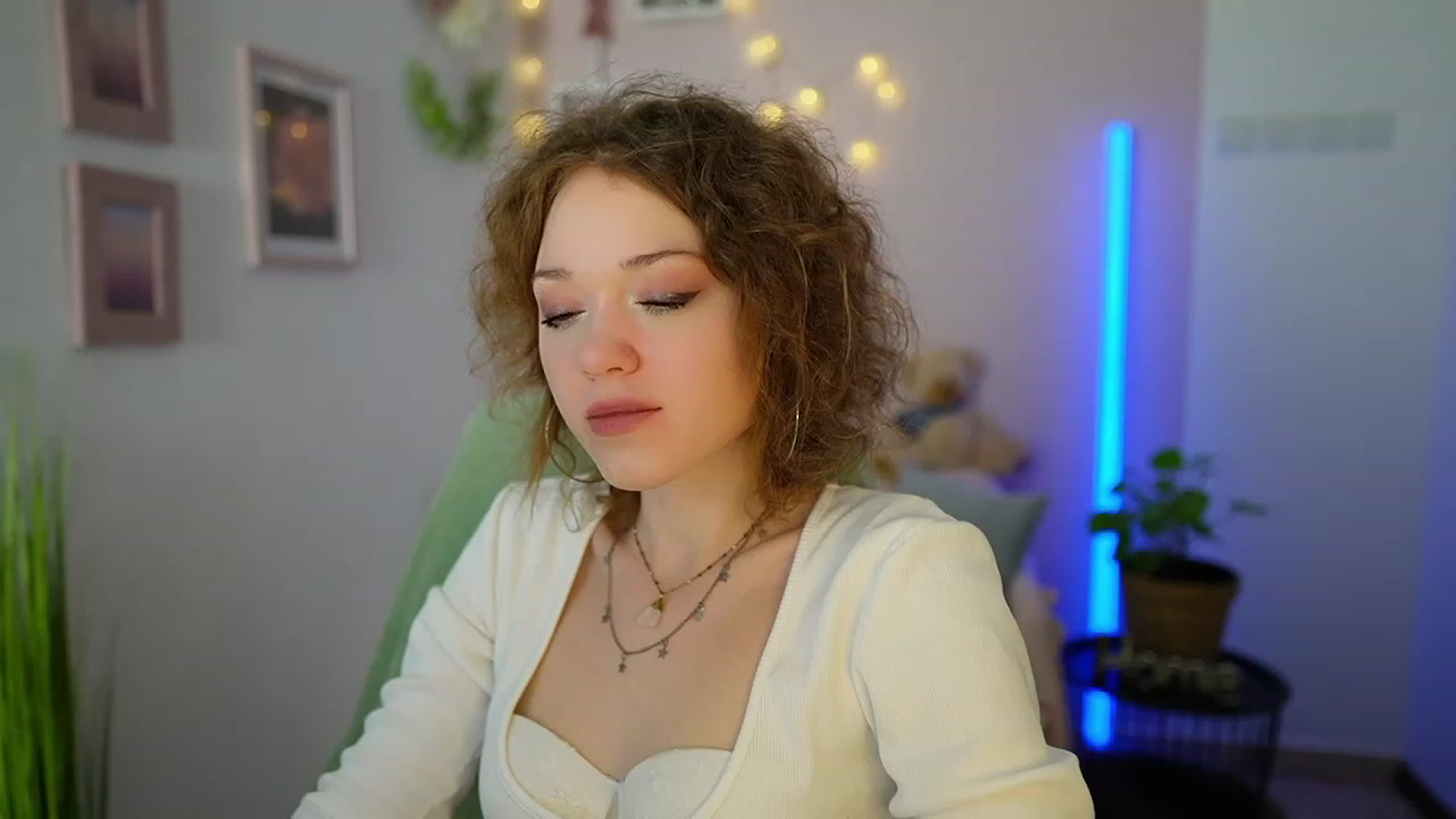 Gallery image thumbnail from Eva_grey18's myfreecams stream on, 03/09/2024, 20:08 image 4 of 20