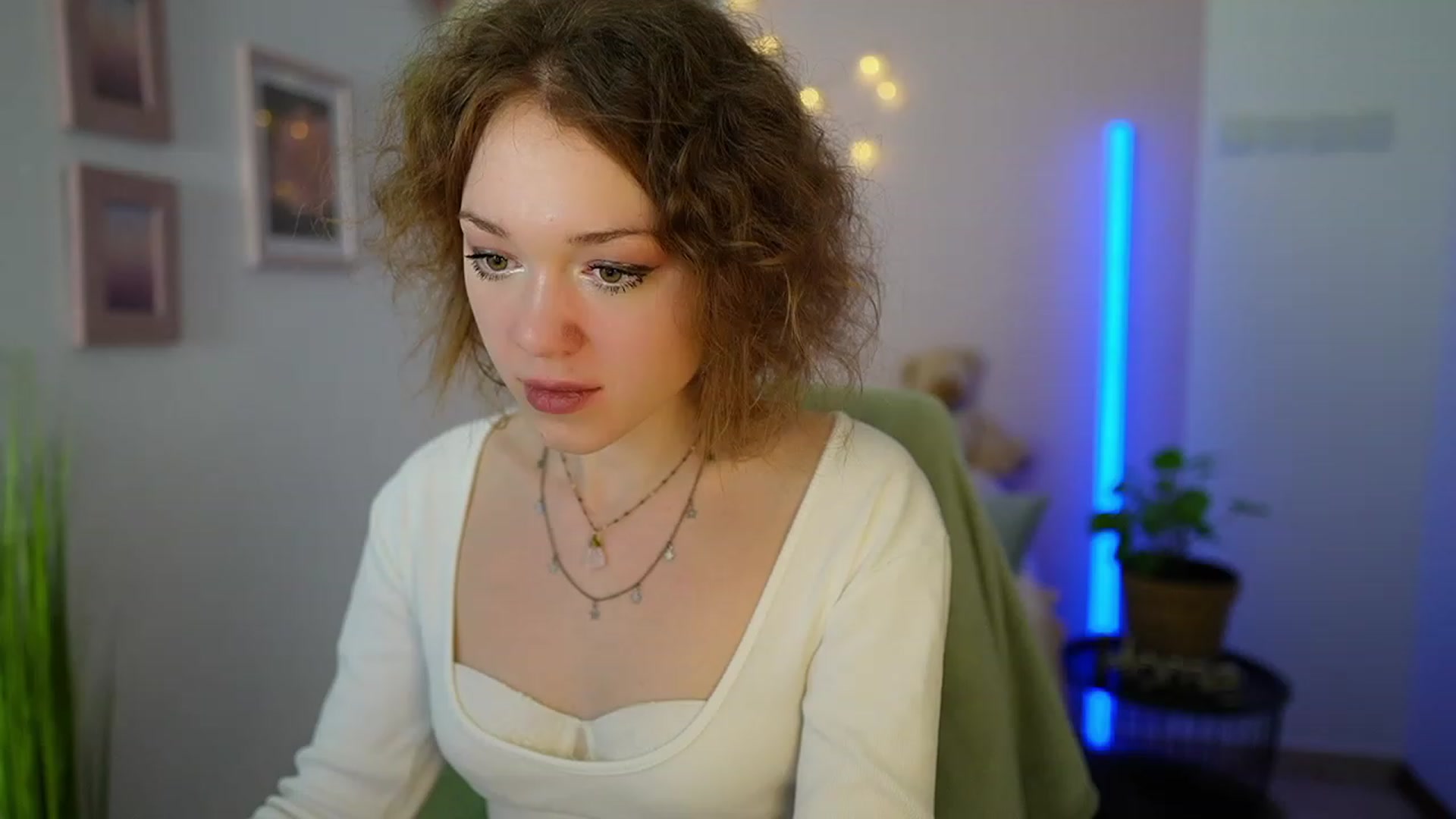 Gallery image thumbnail from Eva_grey18's myfreecams stream on, 03/09/2024, 20:08 image 11 of 20