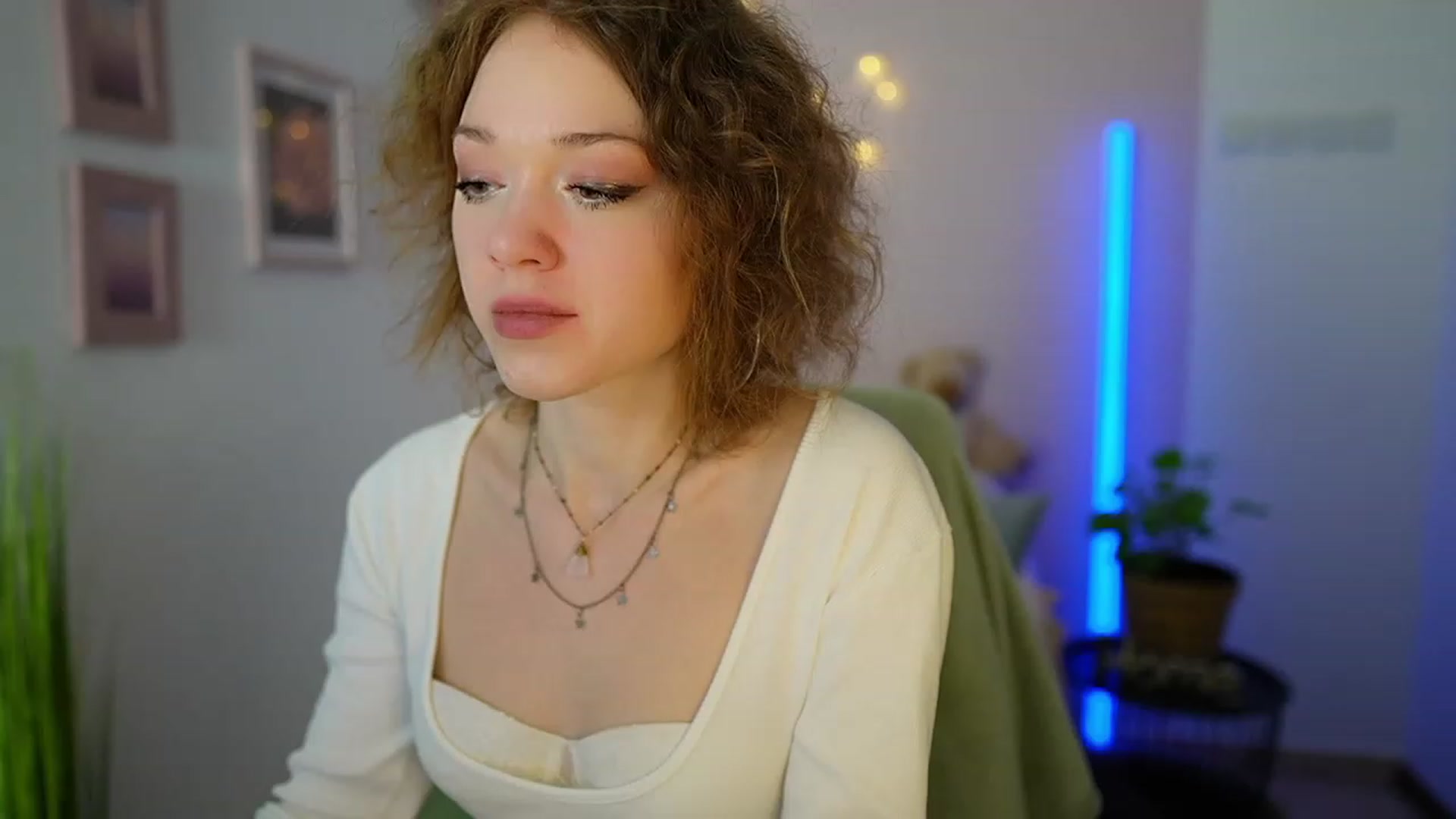 Gallery image thumbnail from Eva_grey18's myfreecams stream on, 03/09/2024, 20:08 image 12 of 20