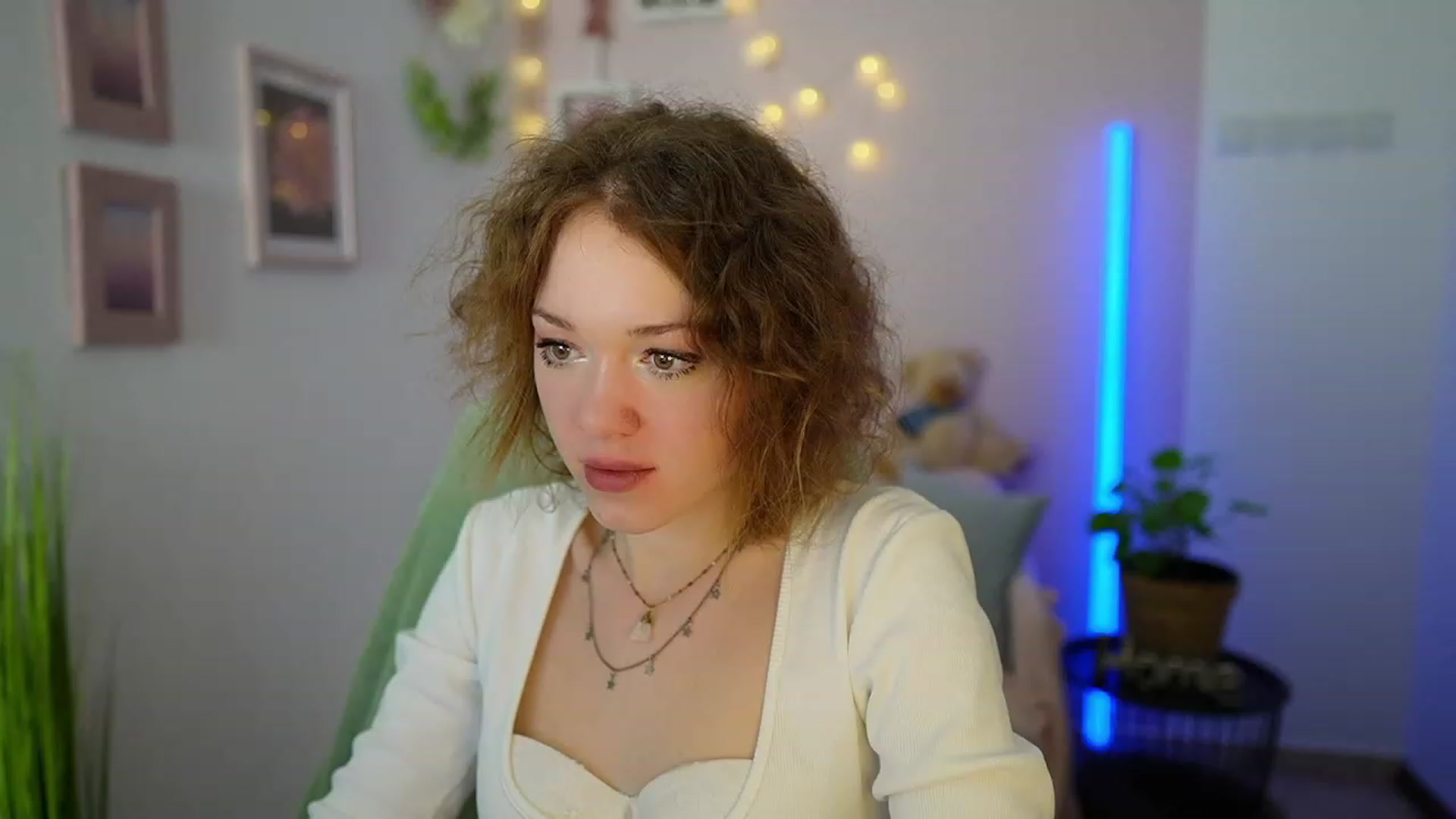 Gallery image thumbnail from Eva_grey18's myfreecams stream on, 03/09/2024, 20:08 image 9 of 20