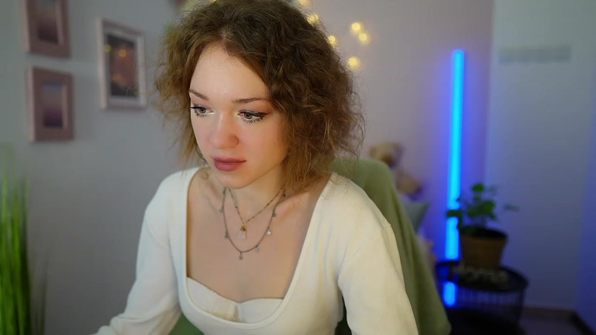 Gallery image thumbnail from Eva_grey18's myfreecams stream on, 03/09/2024, 20:08 image 14 of 20